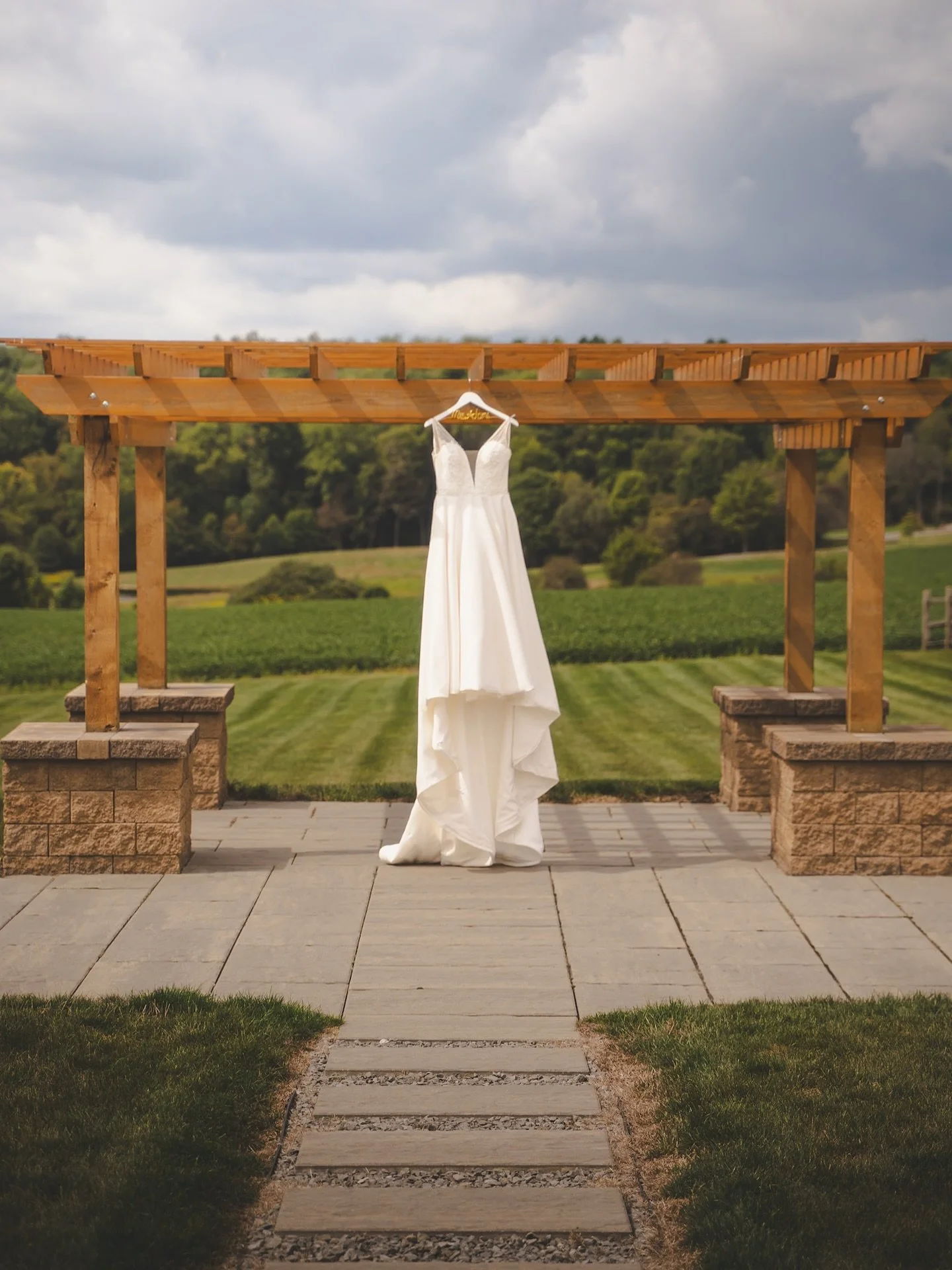 Taking a moment for this dress shot 😮&zwj;💨

Venue: @sunset_ridge_venue