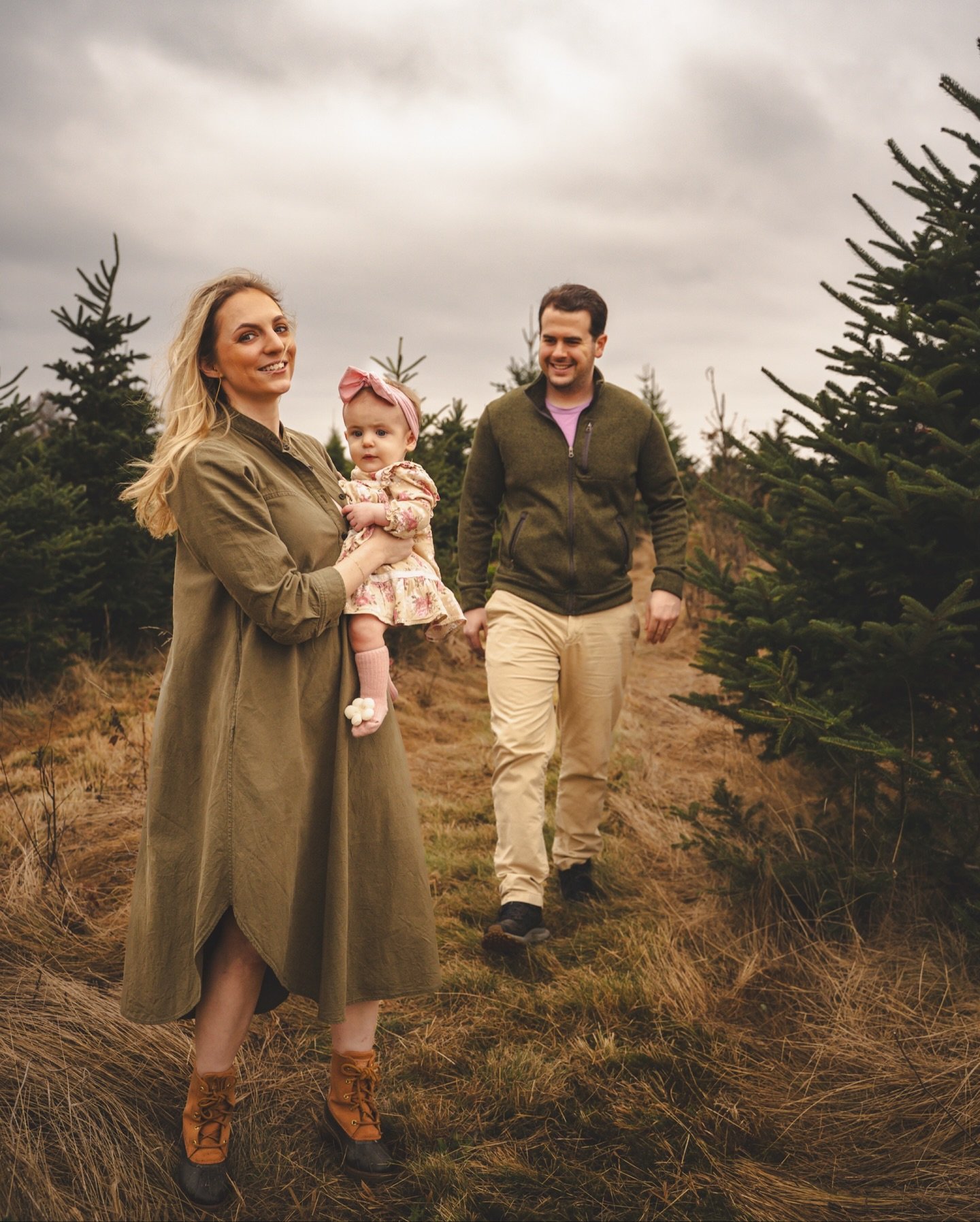 I ❤️ a moody tree farm session. 

Tree farm minis were an absolute success this year - To everyone who reached out to me, thank you so much. I am truly so grateful.