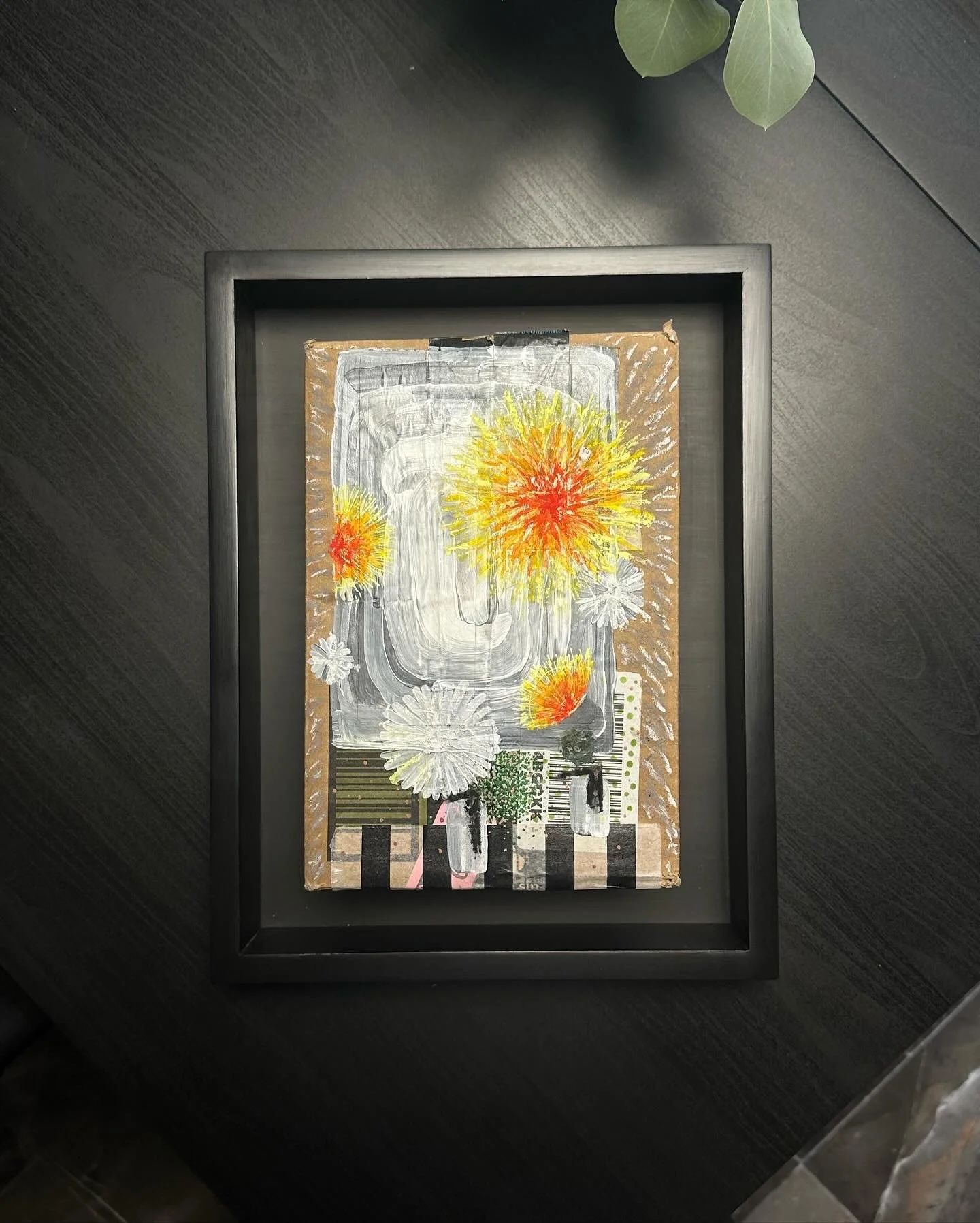 Piedras preciosas. 2023, técnica mixta sobre empaque de Amazon.