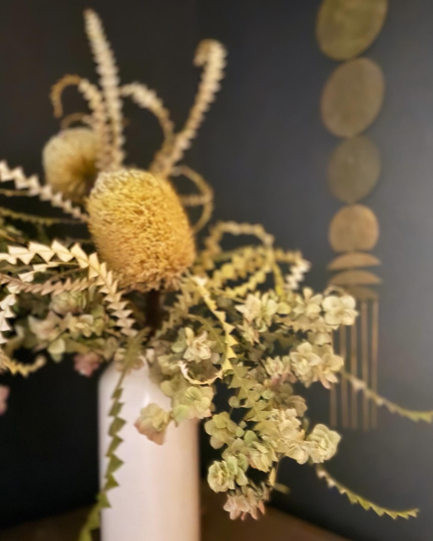 banksia + ornamental oregano 🤍
&bull;
&bull;
&bull;
#PDX #PDXFLORIST #PDXFLOWERSHOP #FLOWERPOWER #FLORA #FLOWERARRANGEMENT #FLORALDESIGN