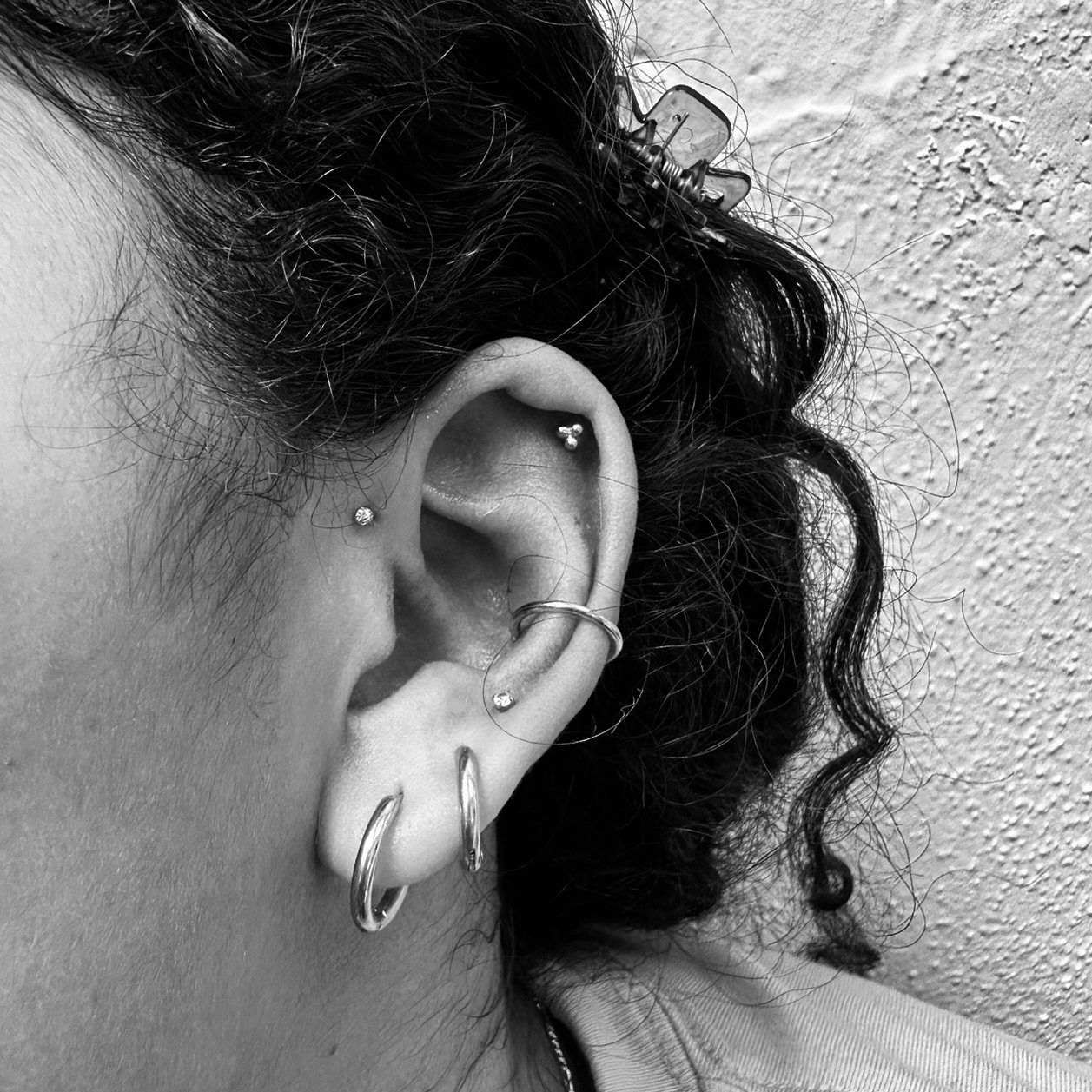 Ring ring 📞 your ears are waiting on some new bling! 

No more boring ears, let&rsquo;s get you into a functional and low maintenance style for the holidays! 

Forward helix, conch, and helix done by me ✨

#noboringears #earpiercing #helixpiercing #