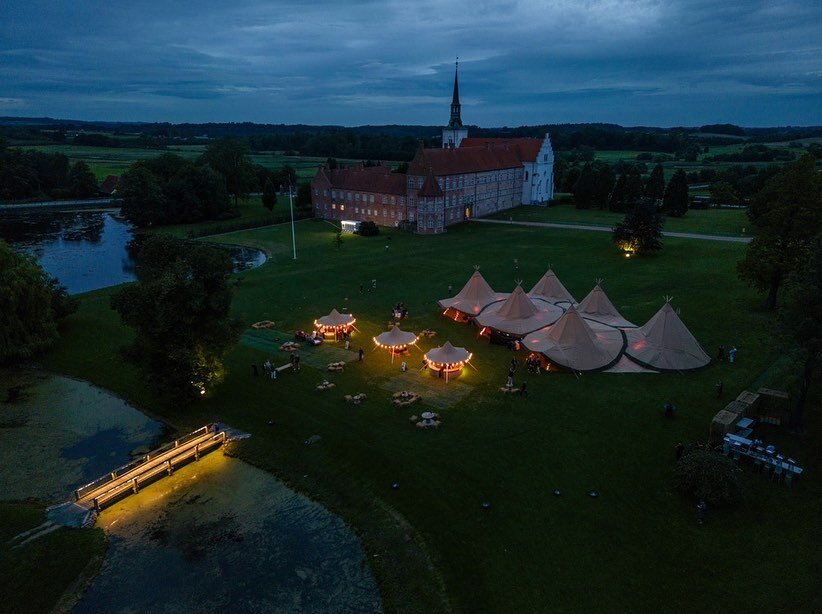 I slutningen af august eksekverede vi denne sommertur for en ny kunde. Eventen var et tre dages arrangement med konferenceformat med faglige indslag, foredrag med sp&aelig;ndende speakere, teambuilding, aktiviteter og middage samt overnatning i smukk