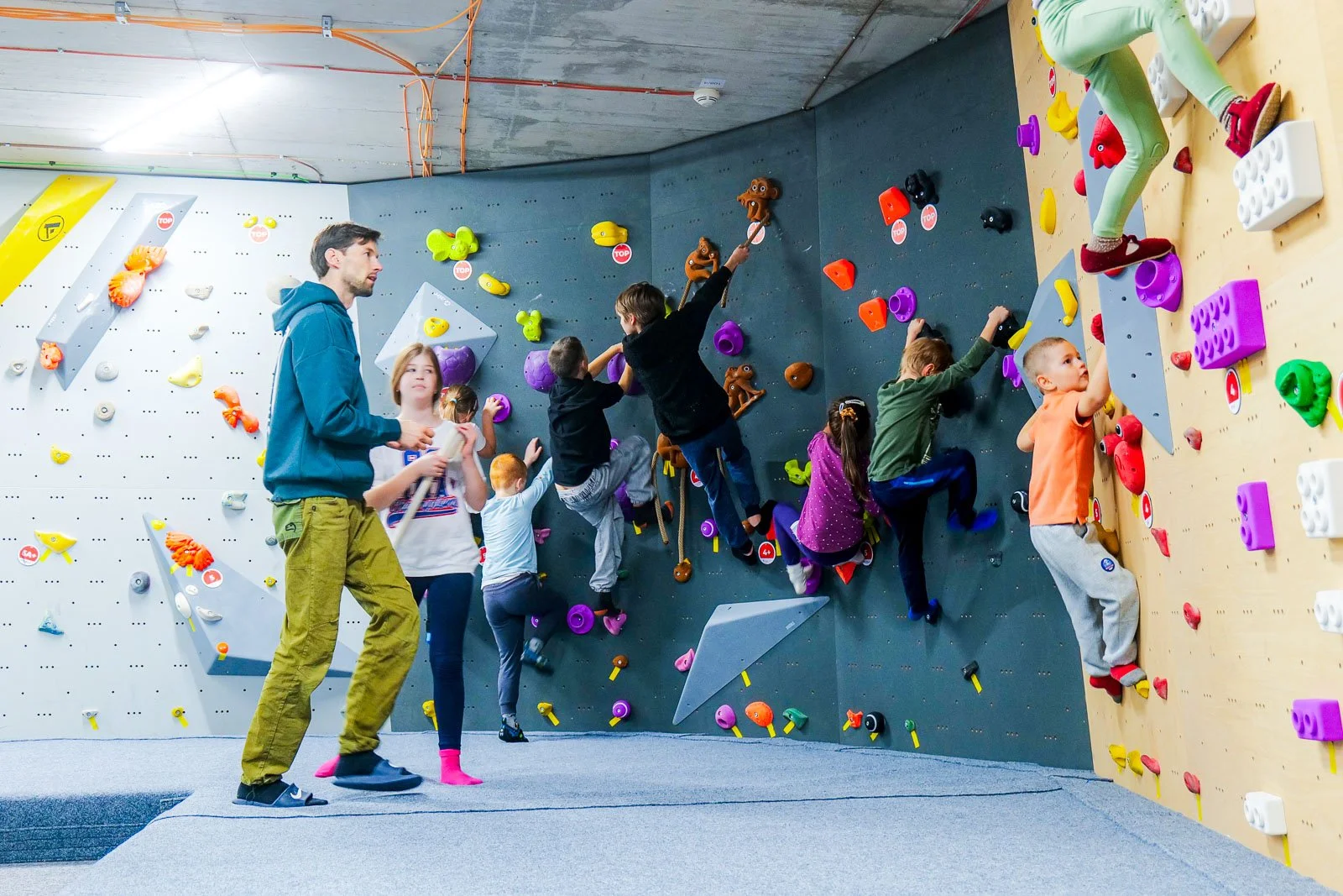 deti lezú na boulderingovej stene počas narodeninovej oslavy v Bratislave