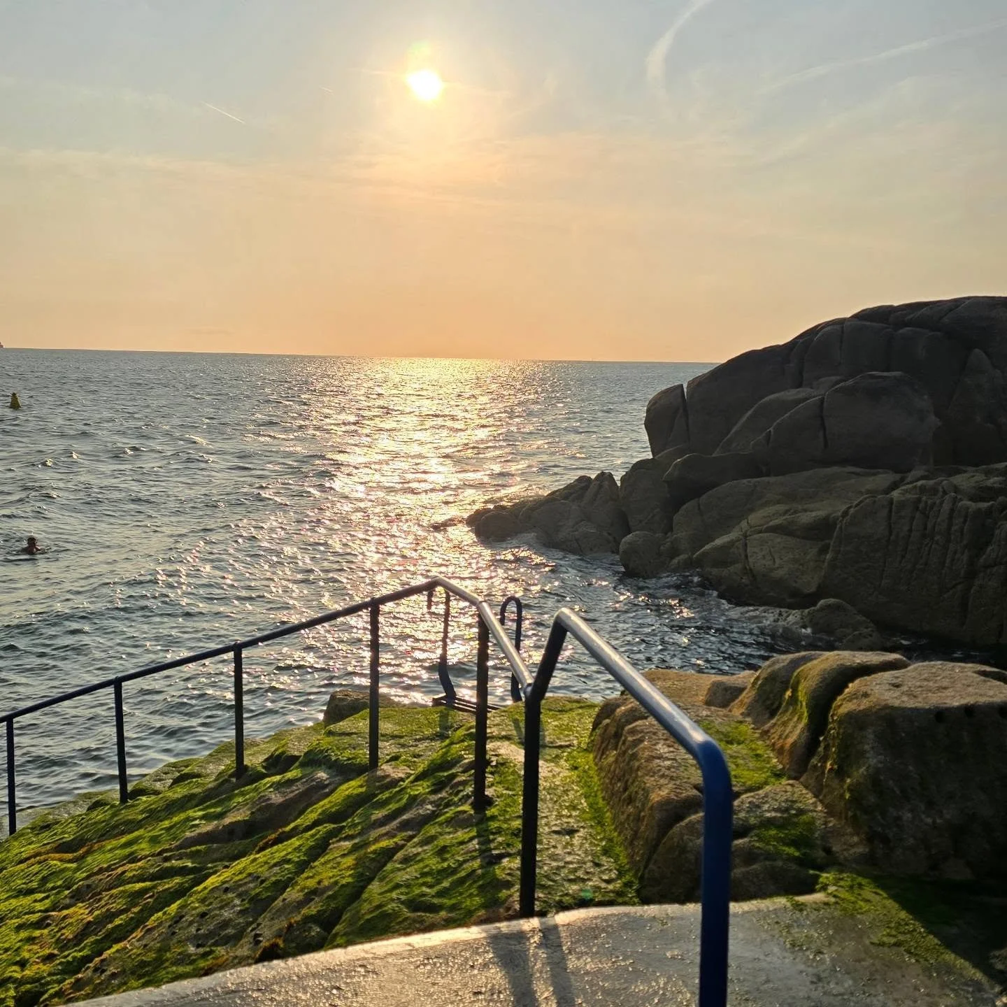 Join us tomorrow morning, 8.30am at the 40ft for a dip withj chats....optional sauna and breakfast at @sandycove_store_and_yard afterwards.

#sundaymorning #MenSupportingMen #40ft