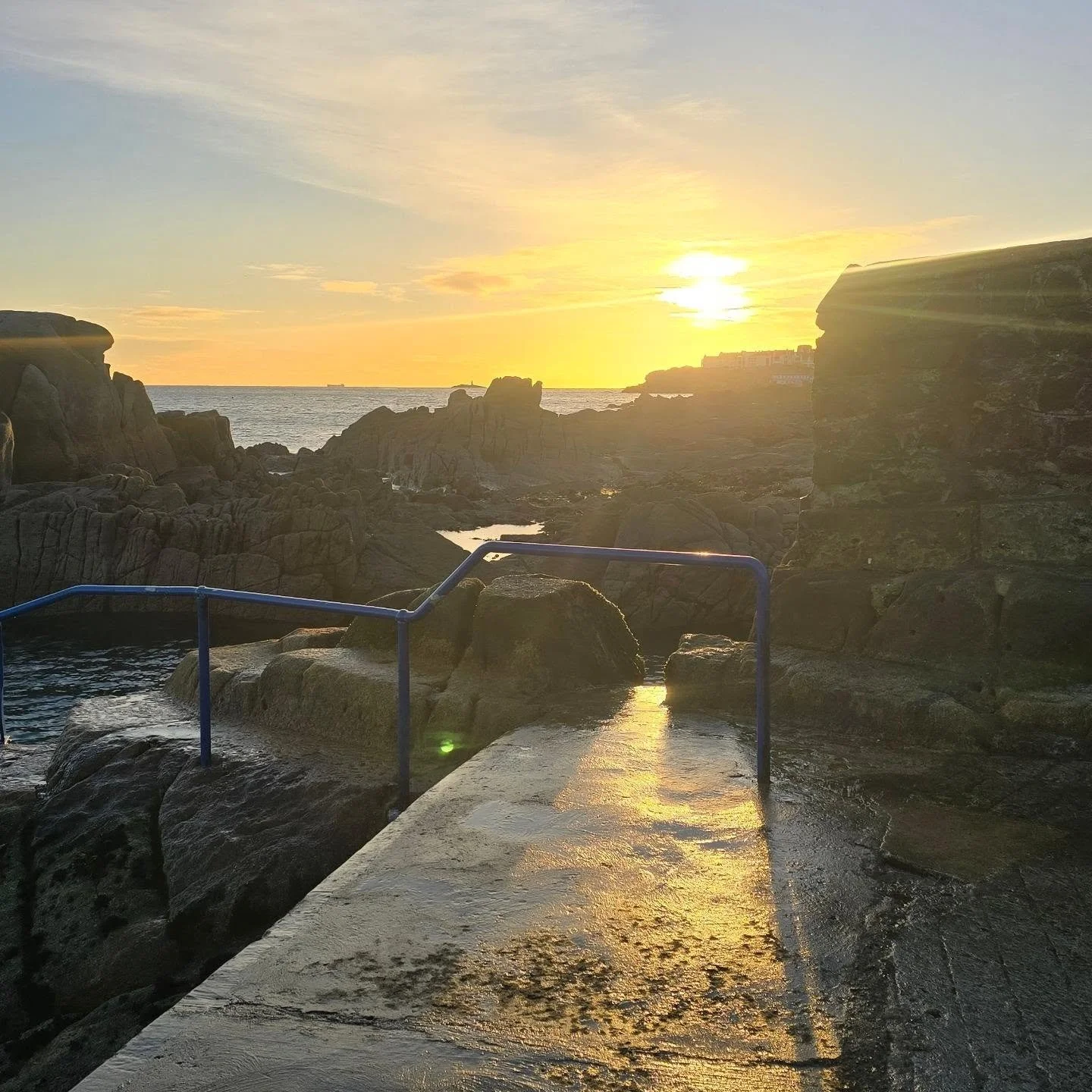 Join us in the morning for Sunday breakfast...

8.30am 🏊&zwj;♂️ at the 40ft, with optional sauna and breakfast afterwards at @sandycove_store_and_yard 

If you're thinking about joining us, all you need is a towel and your swimwear - all men welcome