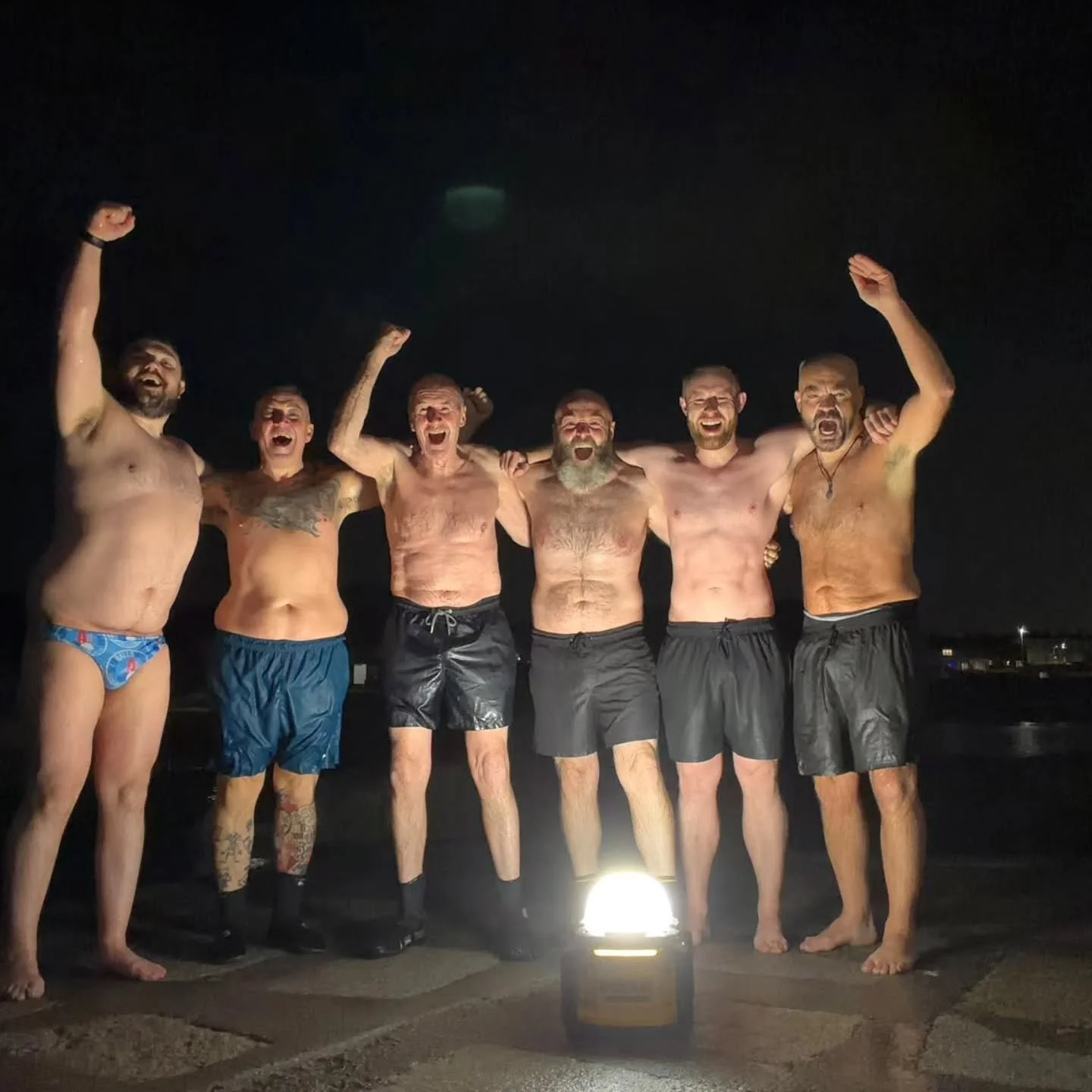 Our bank holiday Monday night warriors, around the corner at Sandycove given the stormy conditions 💪

#menhelpingmen #darkdipping #sandycove