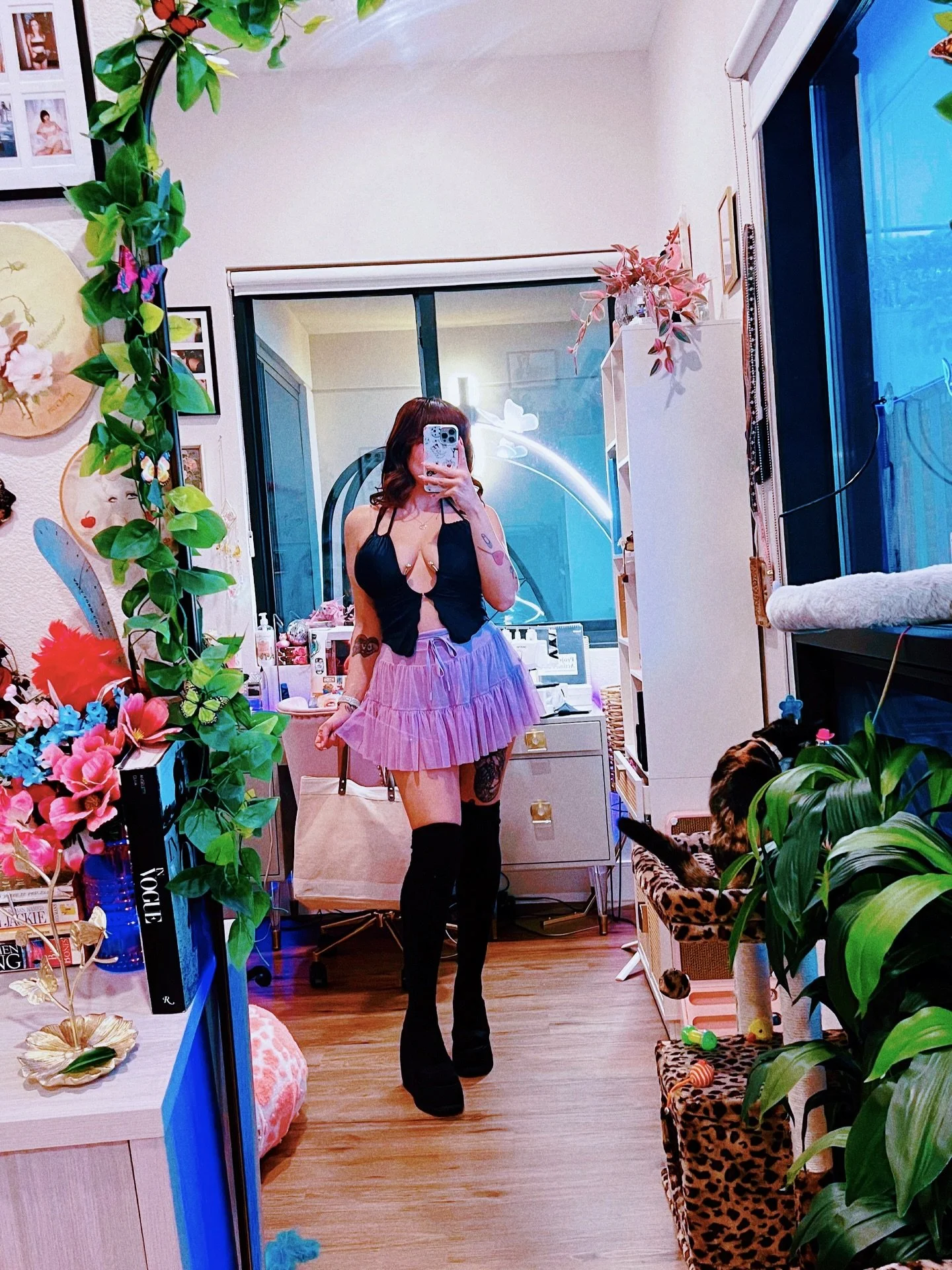 Stories of the week. 📓🌸 This month I&rsquo;m choosing to be seen, visible and vulnerable. 🥀 To be the art, make the art, and share the art as the artist. 👩🏻&zwj;🎨 

x