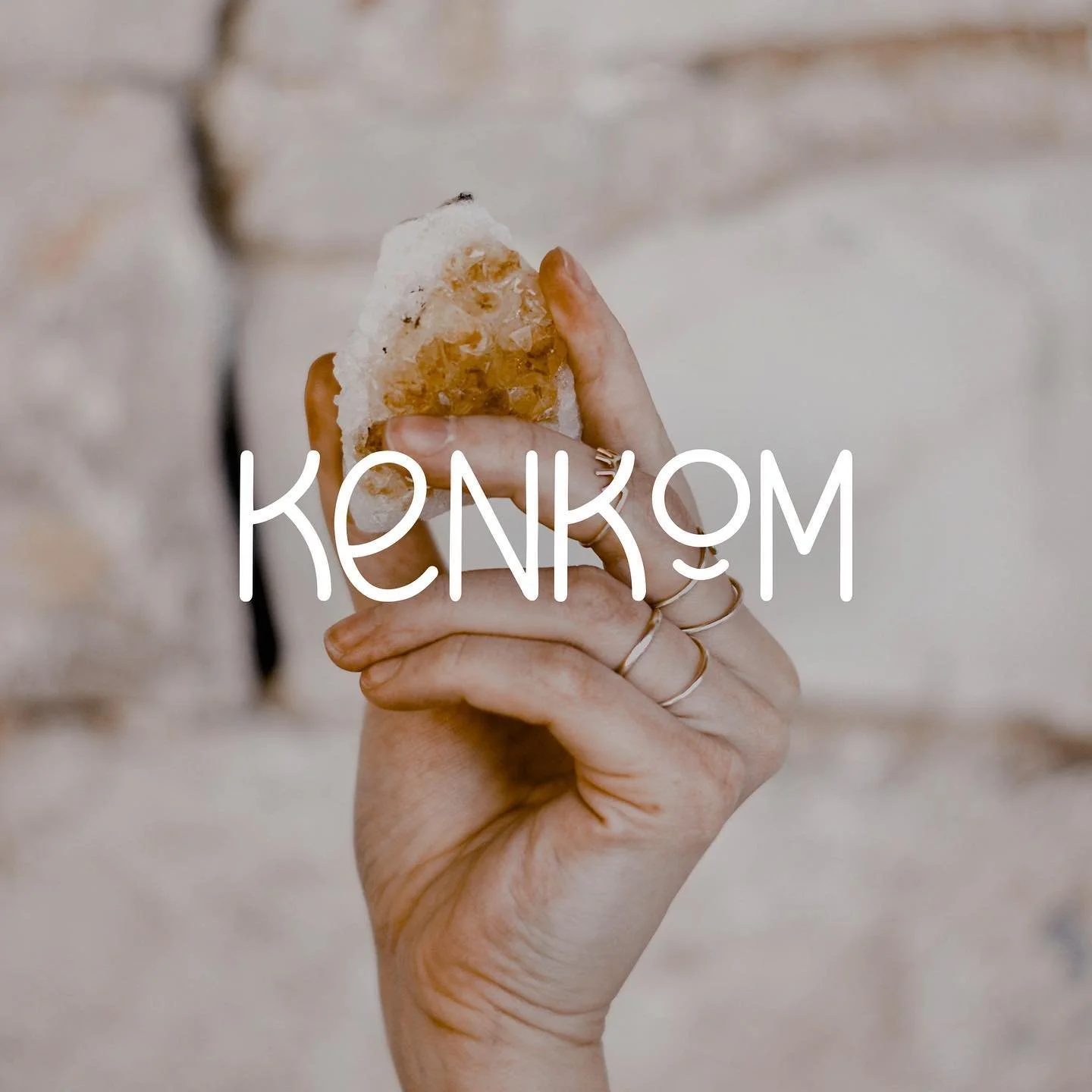 Branding d&rsquo;un projet magique 🌙
Kenk&ocirc;m c&rsquo;&eacute;tait un projet hyper inspirant pour lequel j&rsquo;avais eu le plaisir de cr&eacute;er une identit&eacute; visuelle.

Ce devait &ecirc;tre un blog et un groupe de femmes proposant des