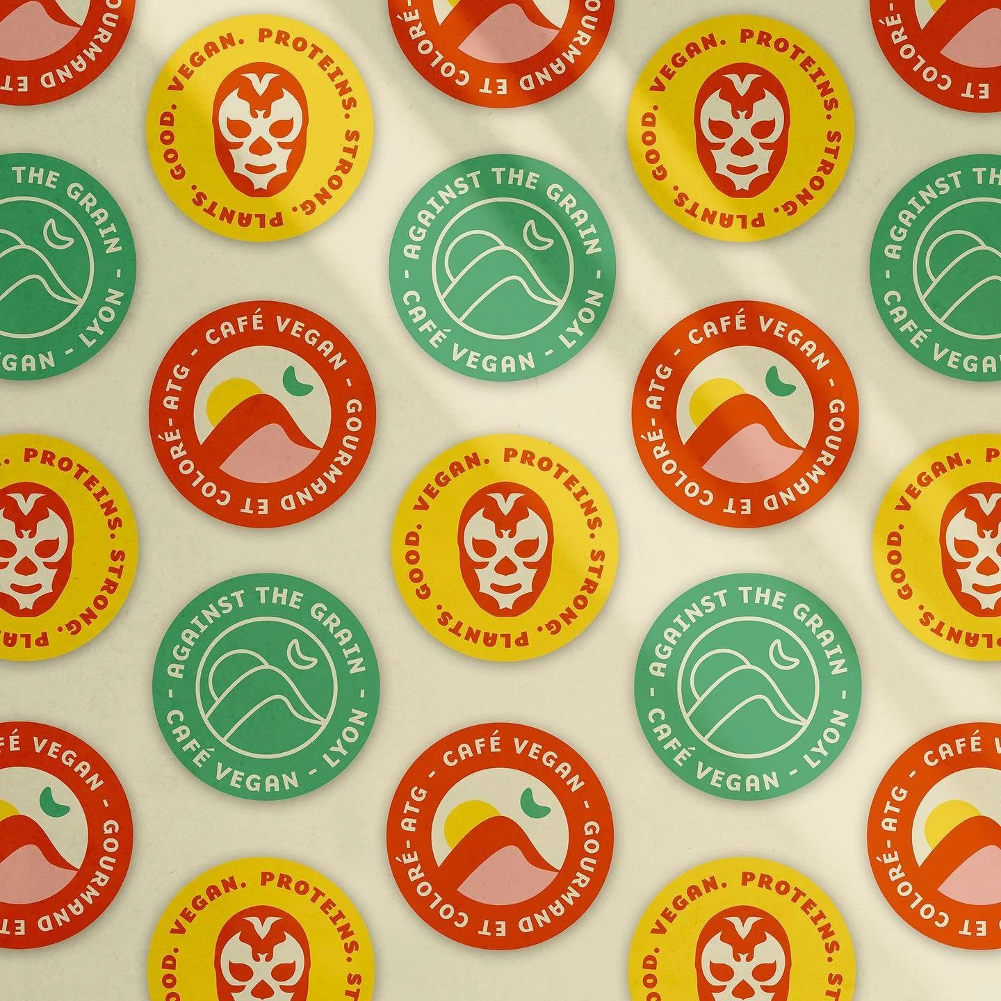 Des stickers &agrave; coller partout ! 🤩
Pour ton packaging, ou communiquer sur ta marque, opter pour des stickers peut &ecirc;tre hyper int&eacute;ressant.

1️⃣ Tu peux r&eacute;duire les co&ucirc;ts d&rsquo;un packaging (vs celui enti&egrave;remen