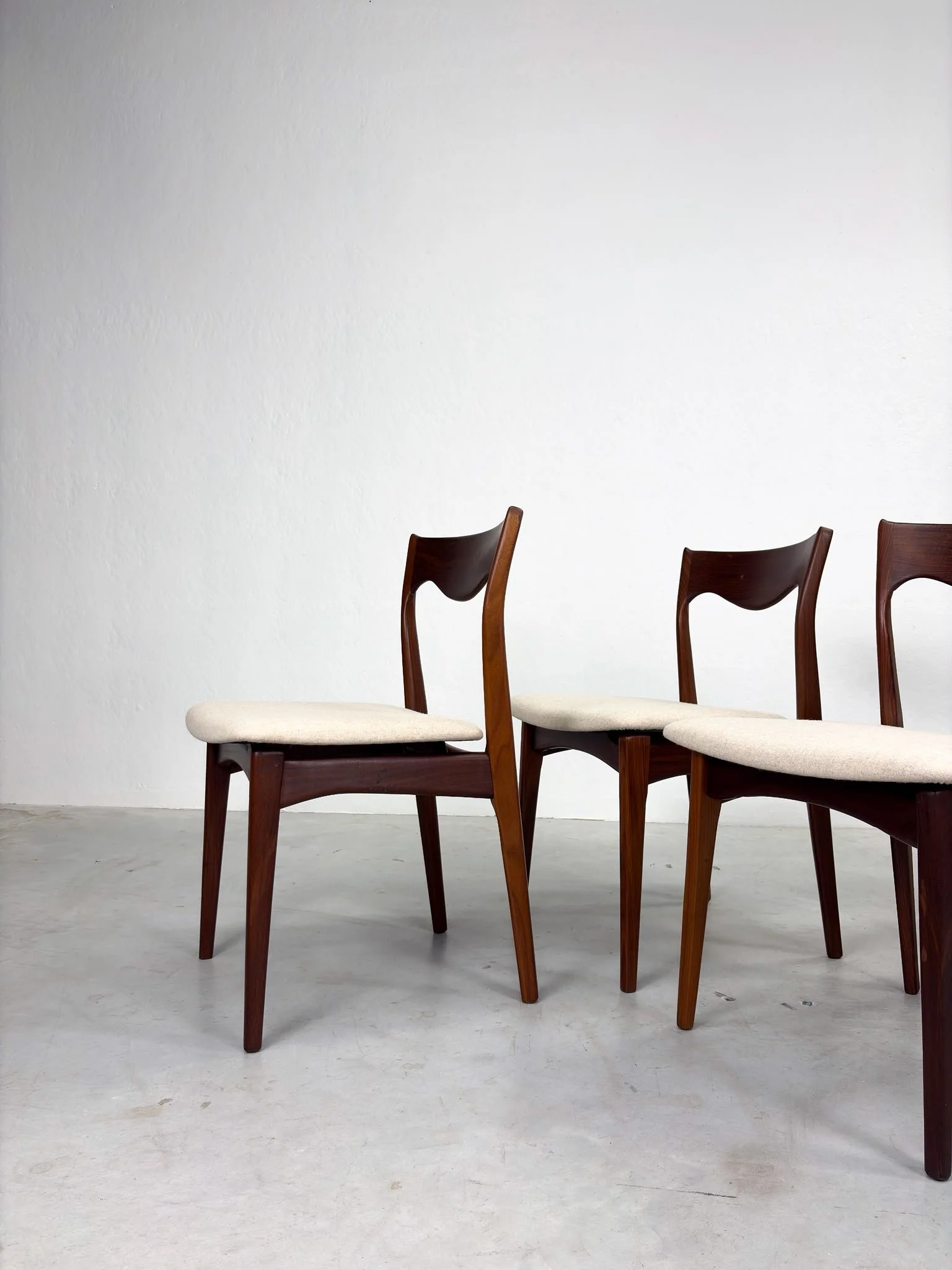 Set Vintage Eetkamerstoelen van AwA (1).jpeg