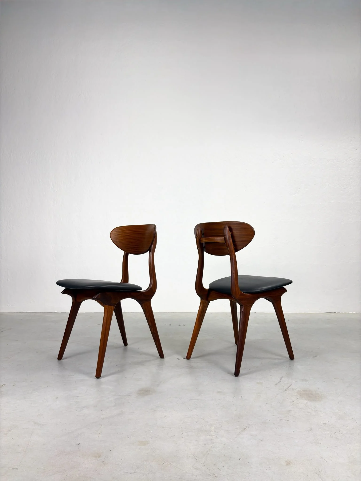 Set 'Snavel' Eetkamerstoelen van Louis van Teeffelen (9).jpeg