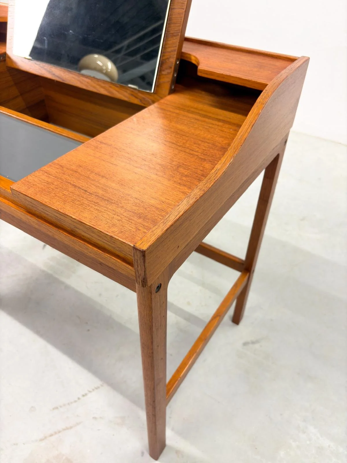 Mid-Century Teakhouten Kaptafel in Deens Design (13).jpeg