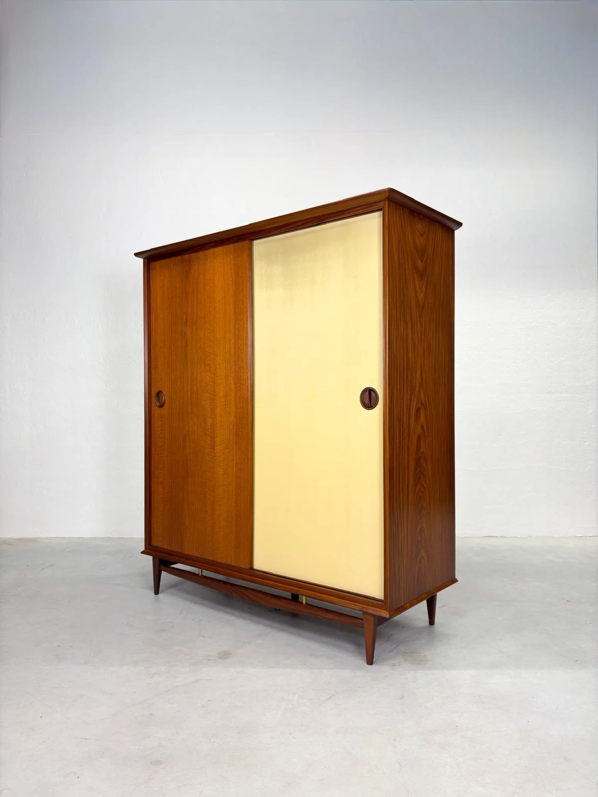 Kledingkast van Louis van Teeffelen voor Wébé (2).jpeg