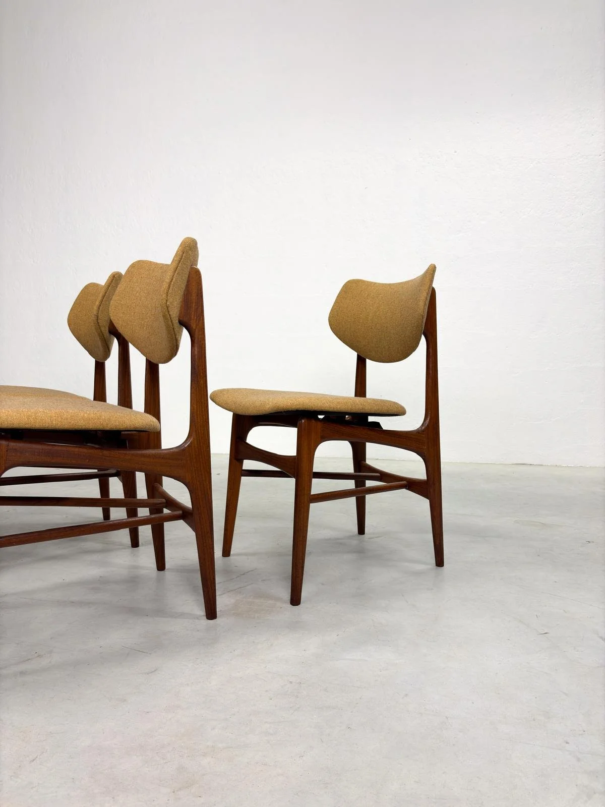 Set 'Hamar' Eetkamerstoelen van Louis van Teeffelen (20).jpeg