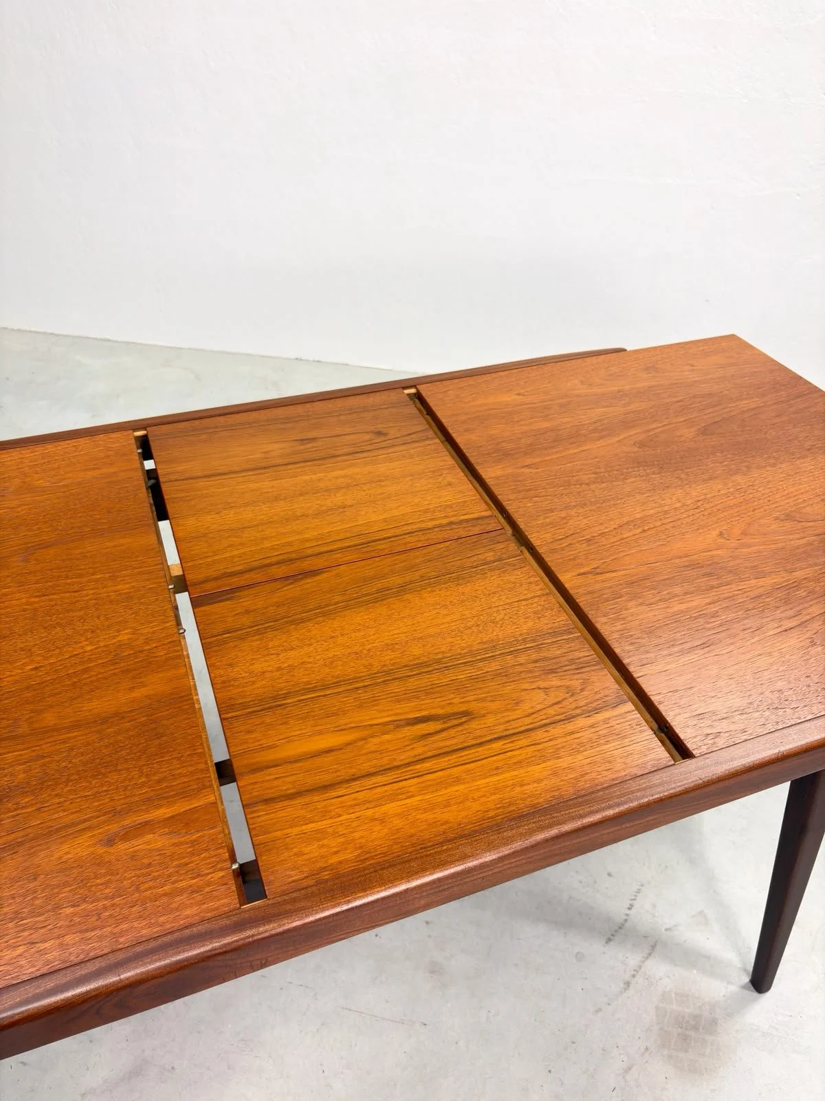 'Milaan' Eettafel van Louis van Teeffelen (18).jpeg
