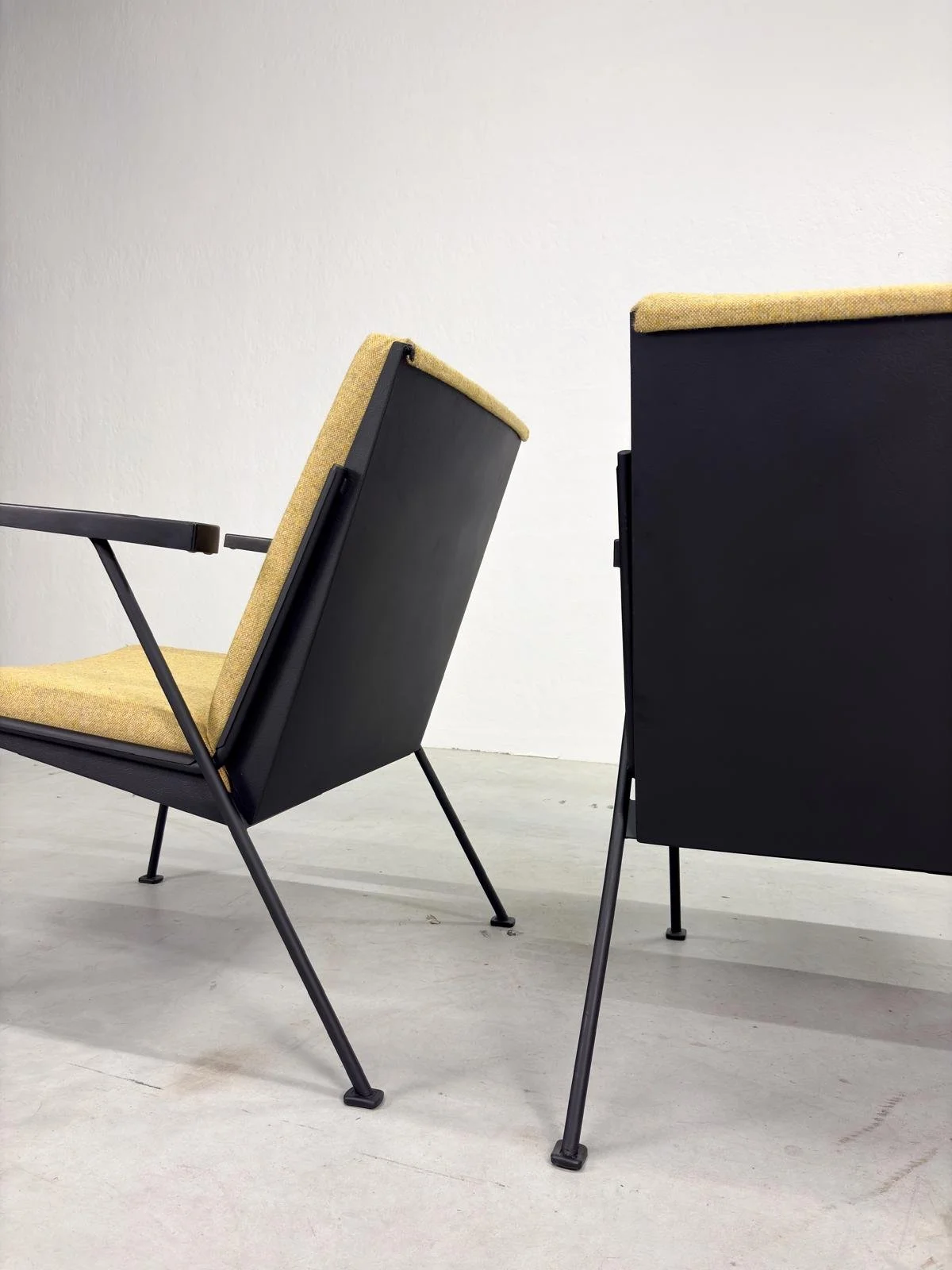 Set 'Oase' Fauteuils van Wim Rietveld voor Ahrend de Cirkel (7).jpeg