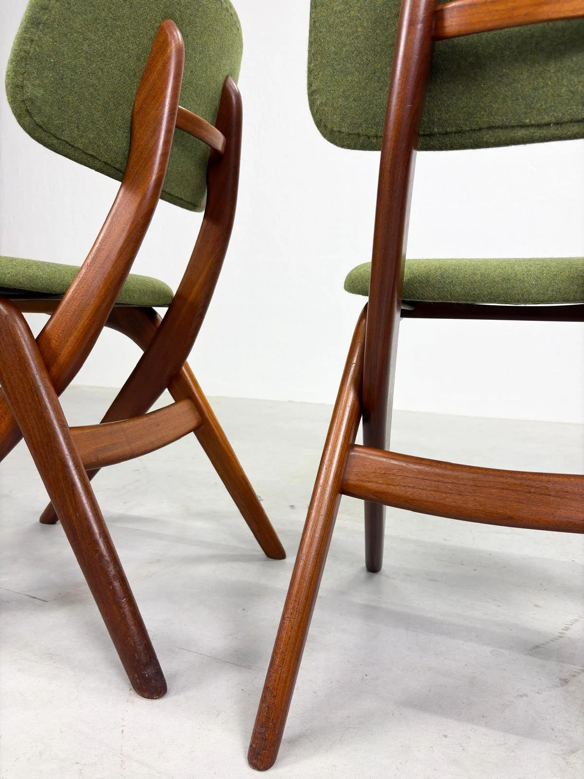 Set 'Scissor' Eetkamerstoelen van Louis van Teeffelen (4).jpeg
