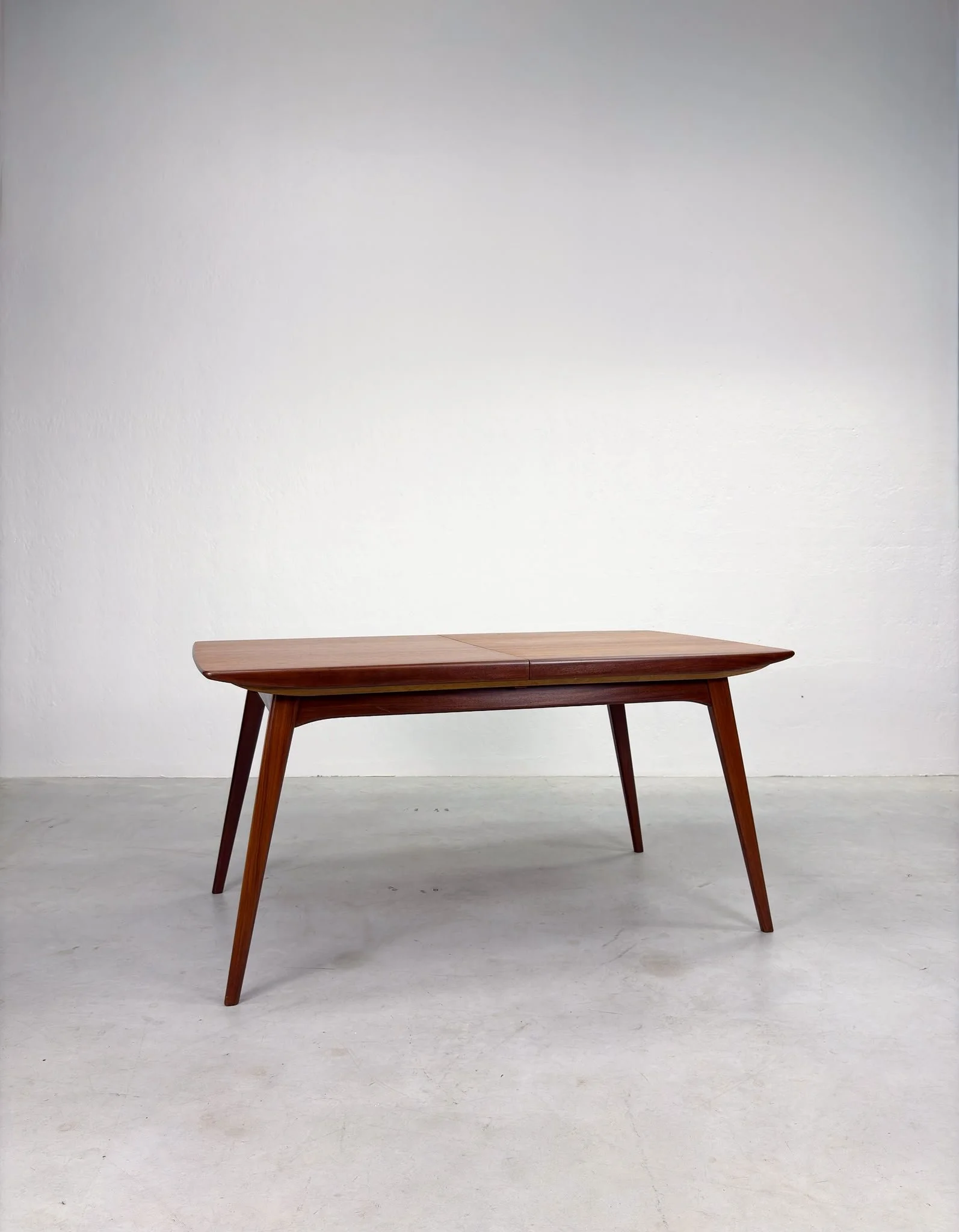 'Milaan' Eetkamertafel van Louis van Teeffelen voor Wébé