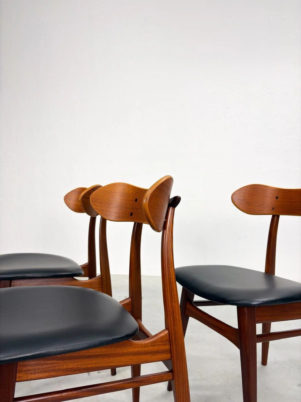 Set 'Kastrup' Eetkamerstoelen van Louis van Teeffelen (16).jpeg