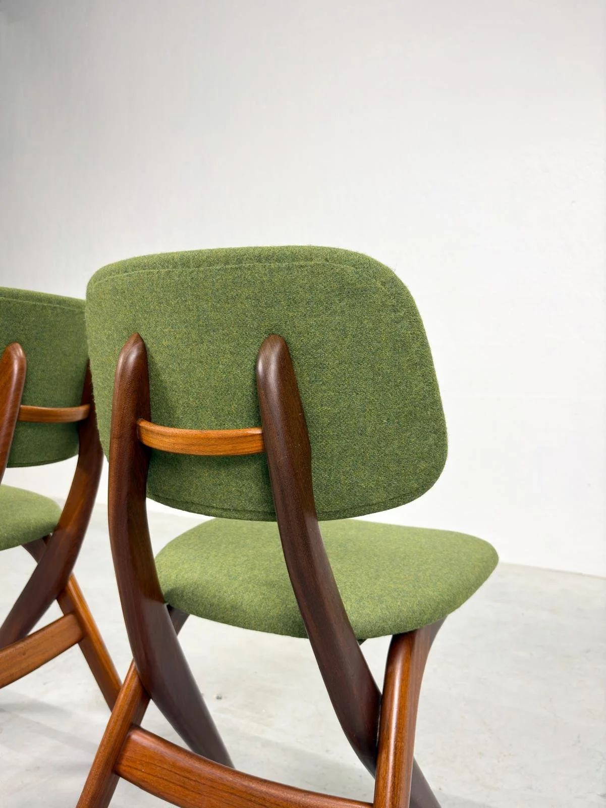 Set 'Scissor' Eetkamerstoelen van Louis van Teeffelen (3).jpeg