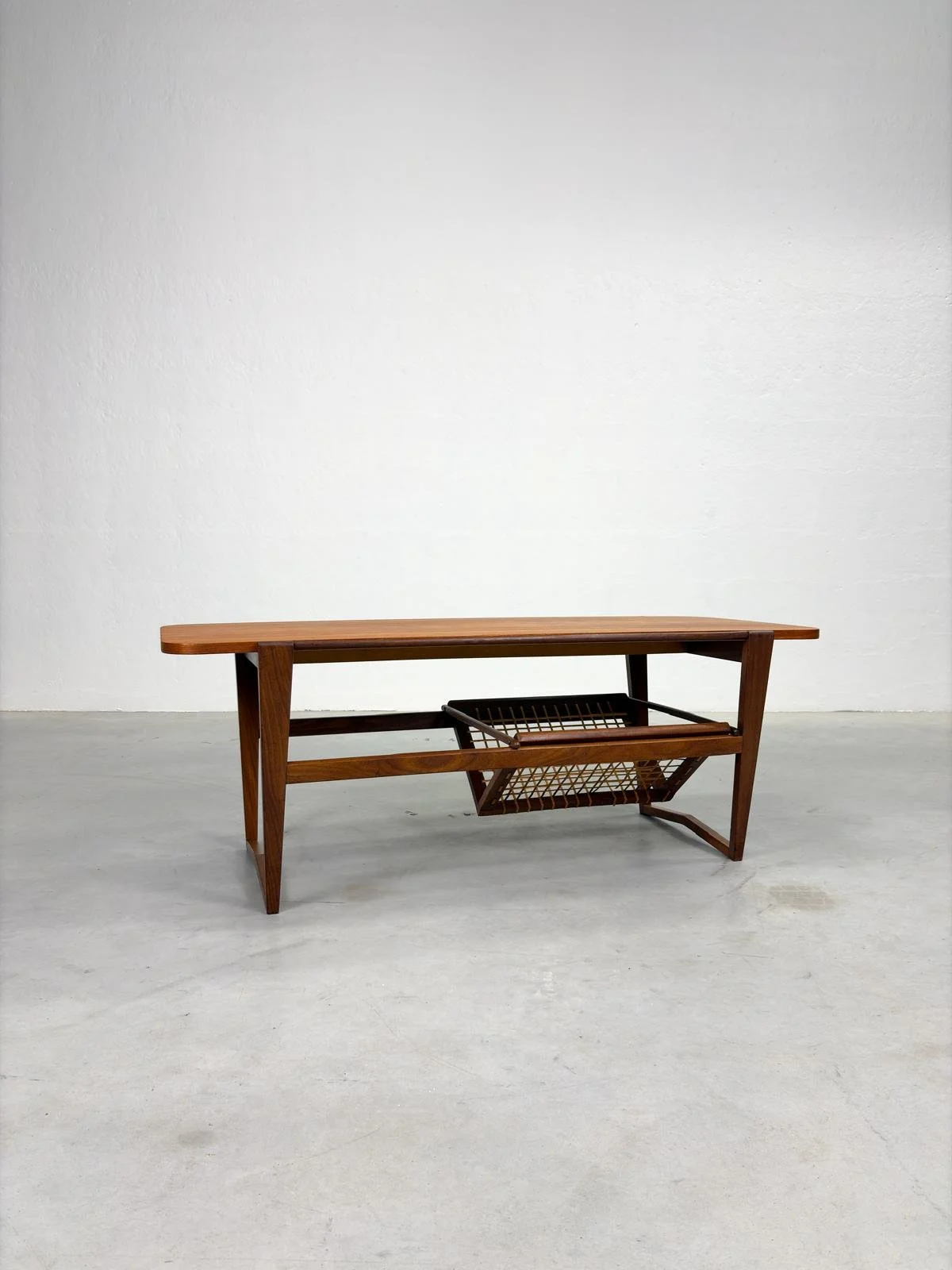 Mid-Century Salontafel met Verschuifbaar Lectuurrek.jpeg