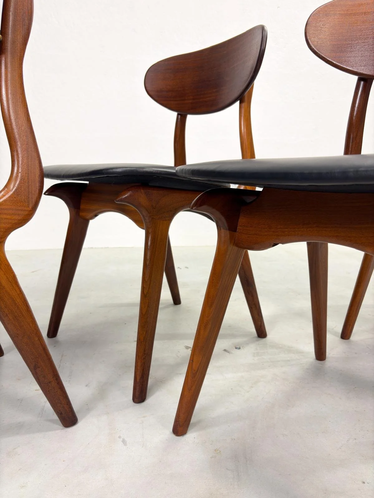 Set Eetkamerstoelen 'Snavel' van Louis van Teeffelen (20).jpeg