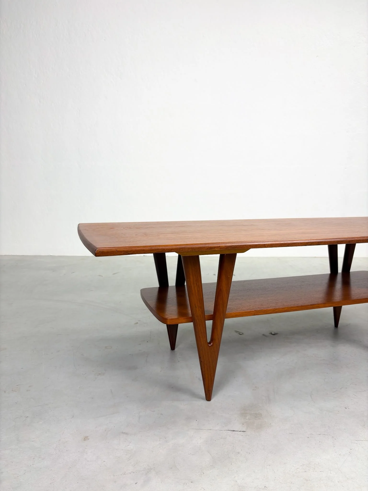 Salontafel 'Nr. 10' van Louis van Teeffelen voor Wébé (15).jpeg