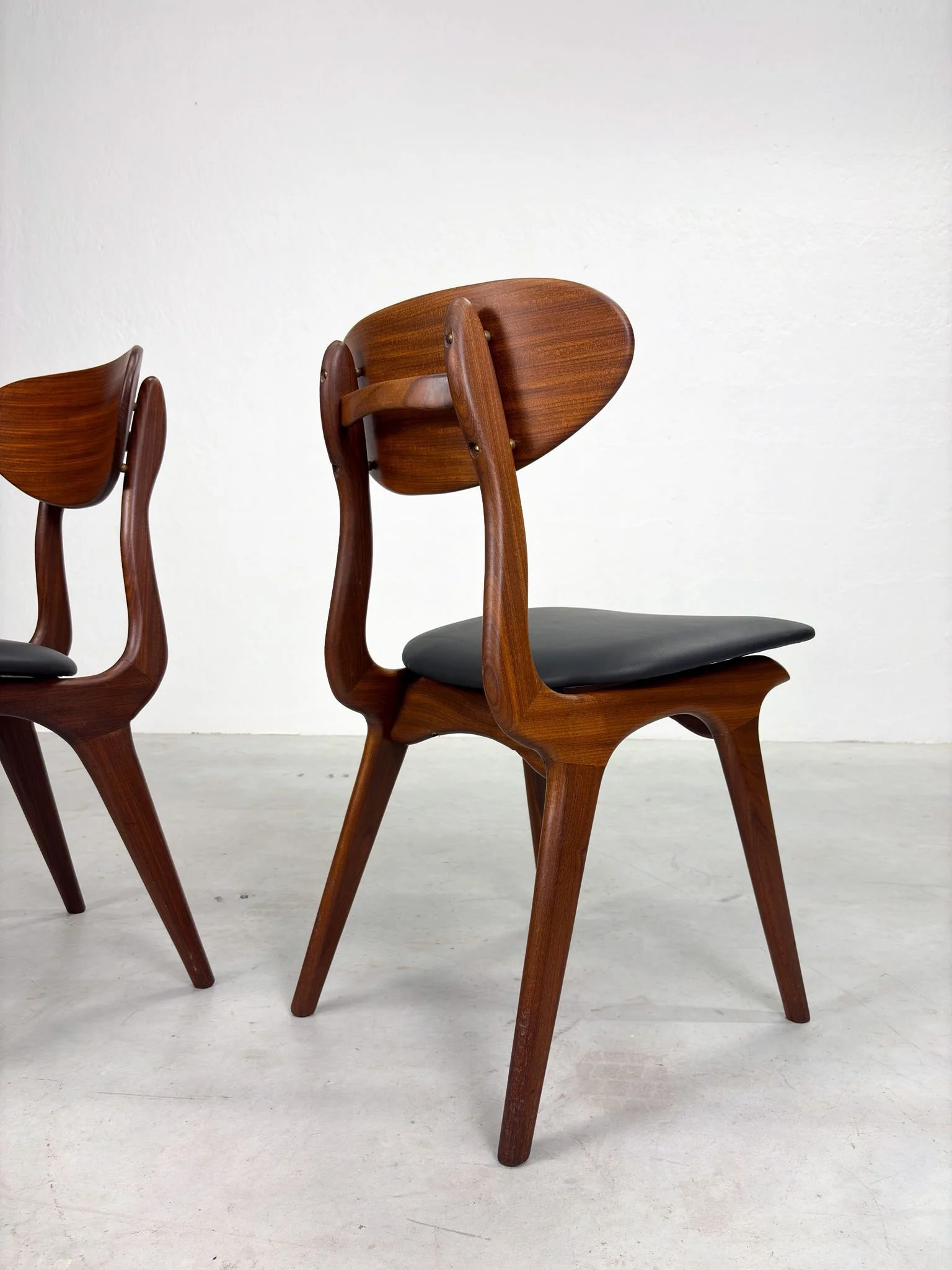 Set 'Snavel' Eetkamerstoelen van Louis van Teeffelen (2).jpeg