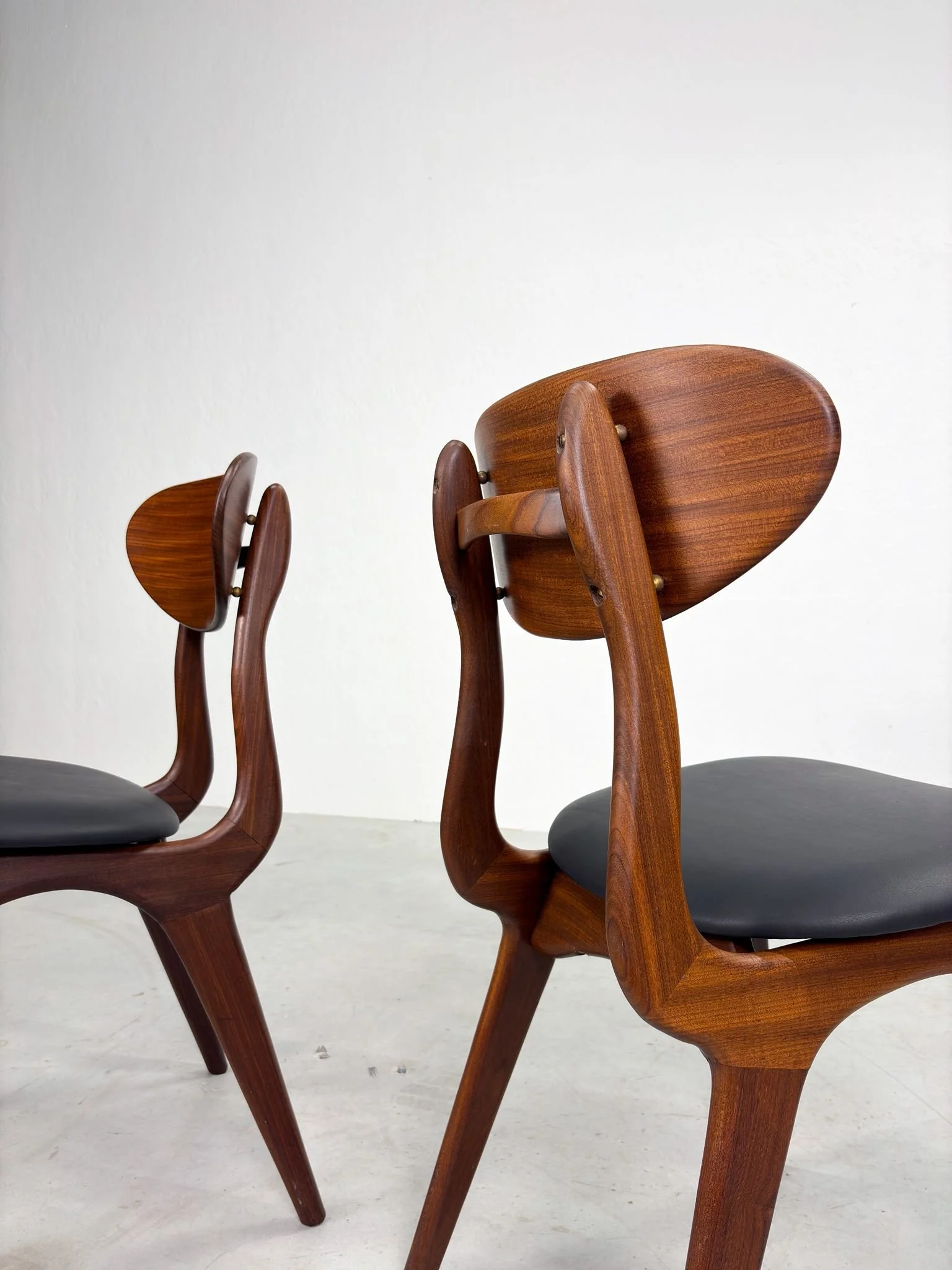 Set 'Snavel' Eetkamerstoelen van Louis van Teeffelen (16).jpeg