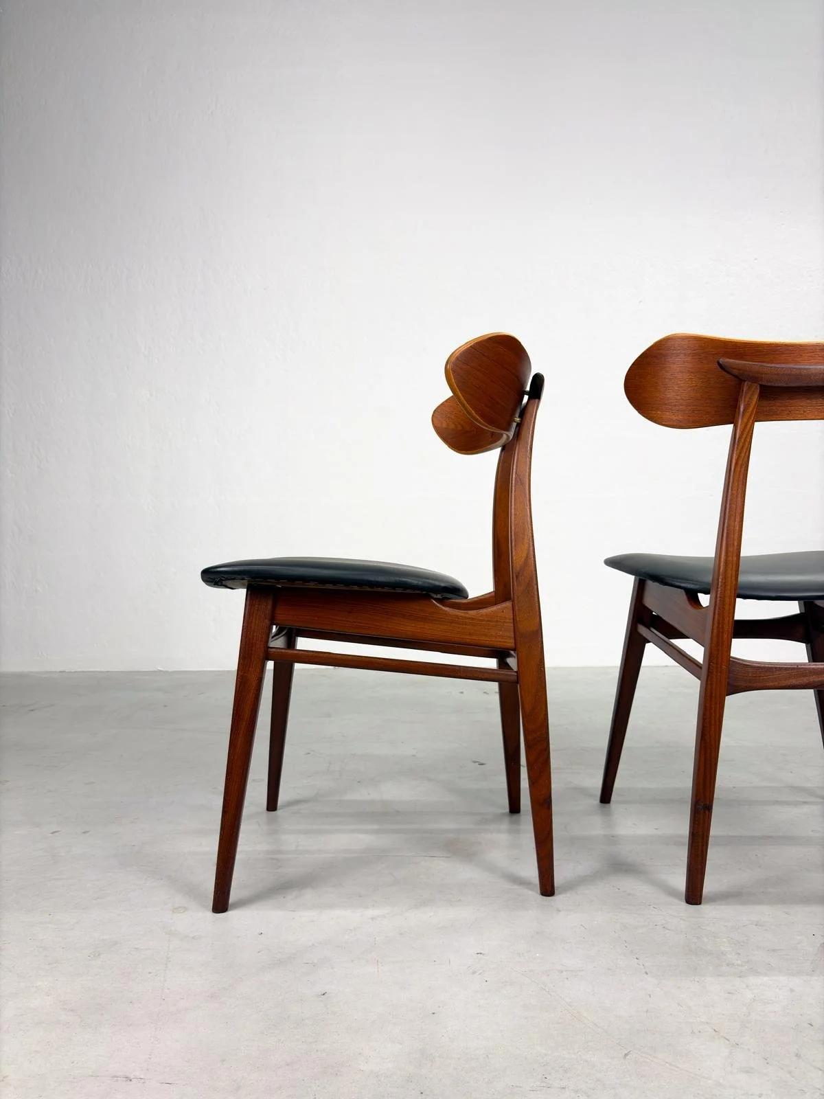 Set 'Kastrup' Eetkamerstoelen van Louis van Teeffelen (7).jpeg