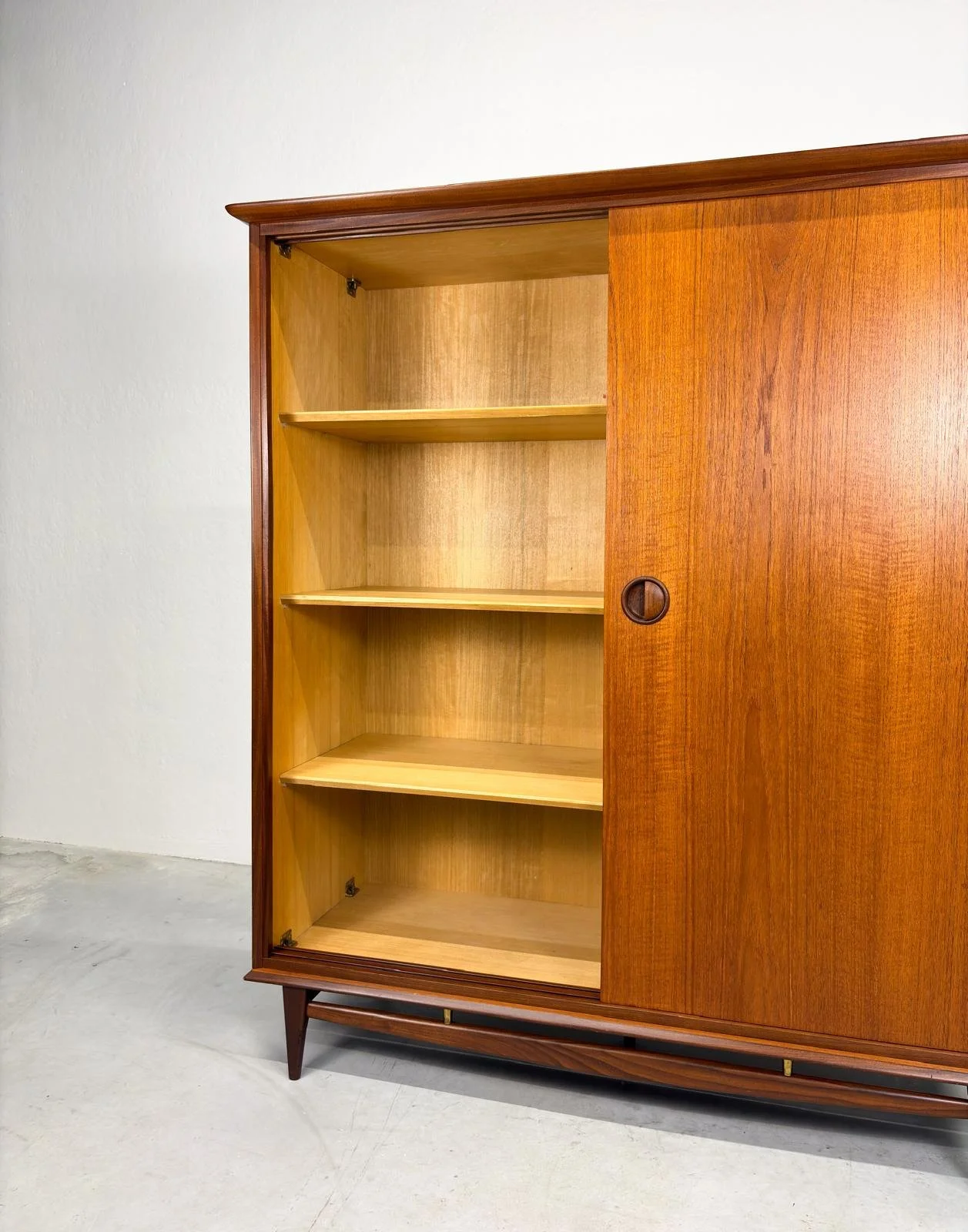 Kledingkast van Louis van Teeffelen voor Wébé (10).jpeg