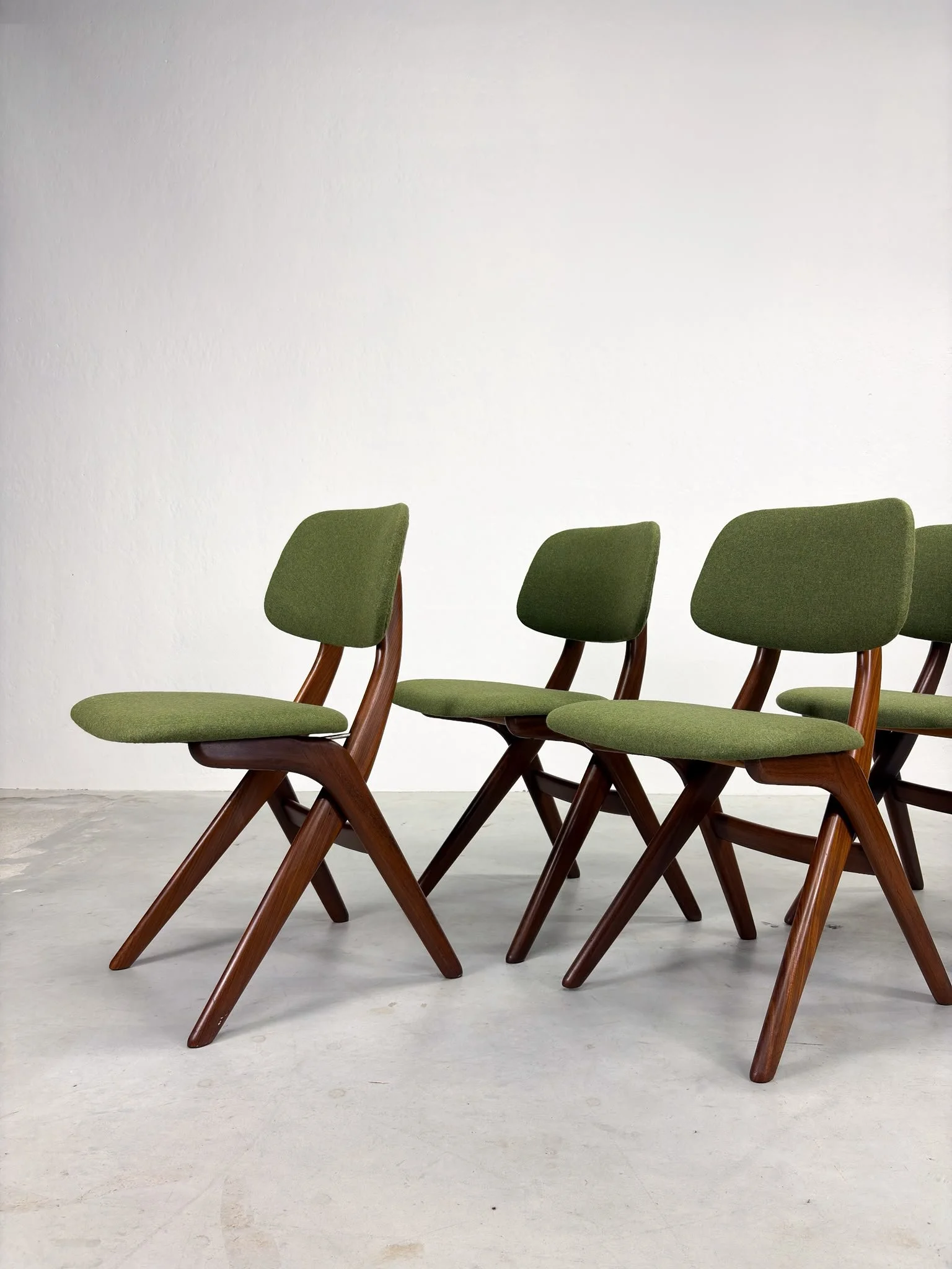Set 'Scissor' Eetkamerstoelen van Louis van Teeffelen (13).jpeg