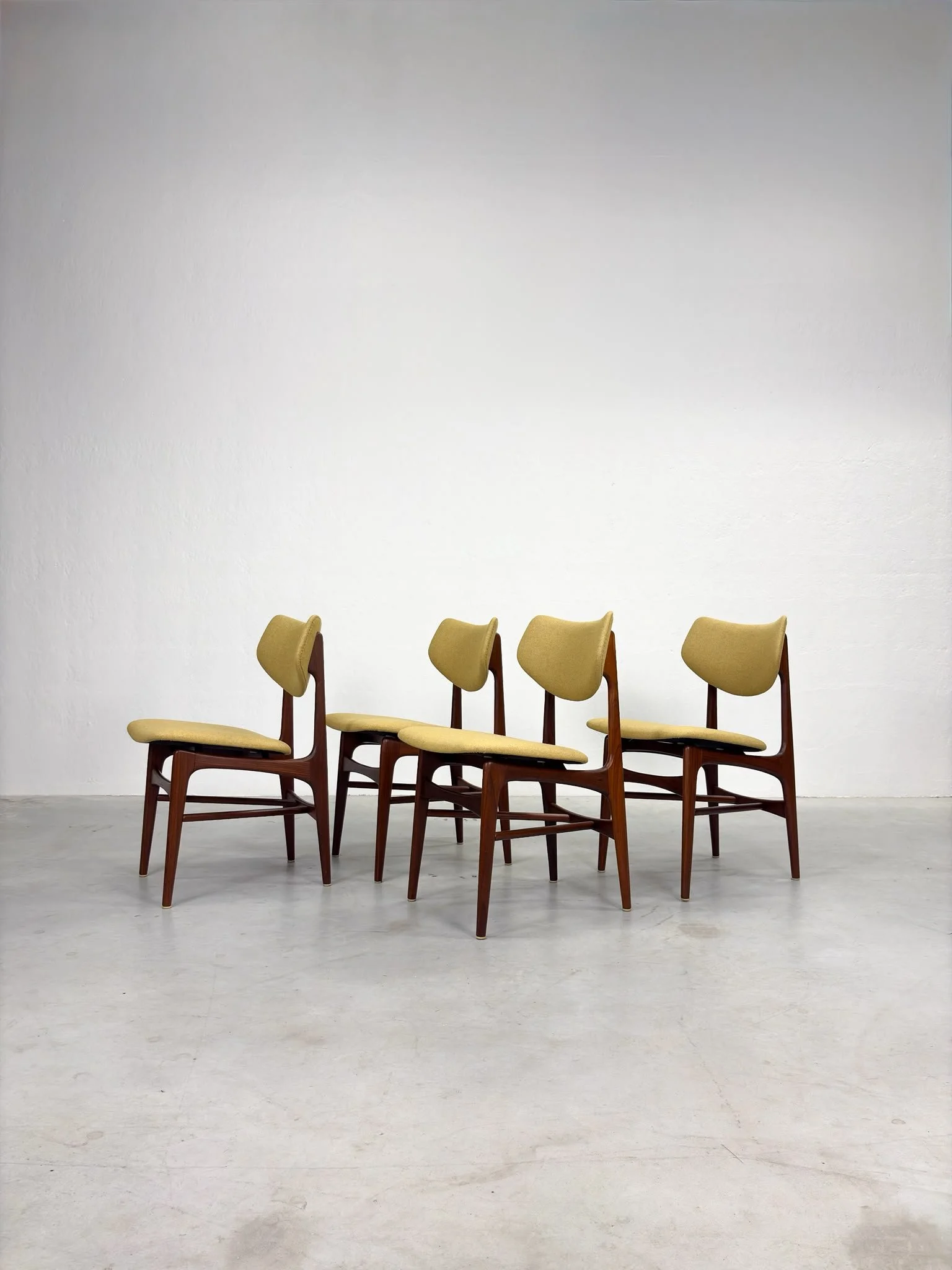 'Hamar' Eetkamerstoelen Louis van Teeffelen voor Wébé (1).jpeg