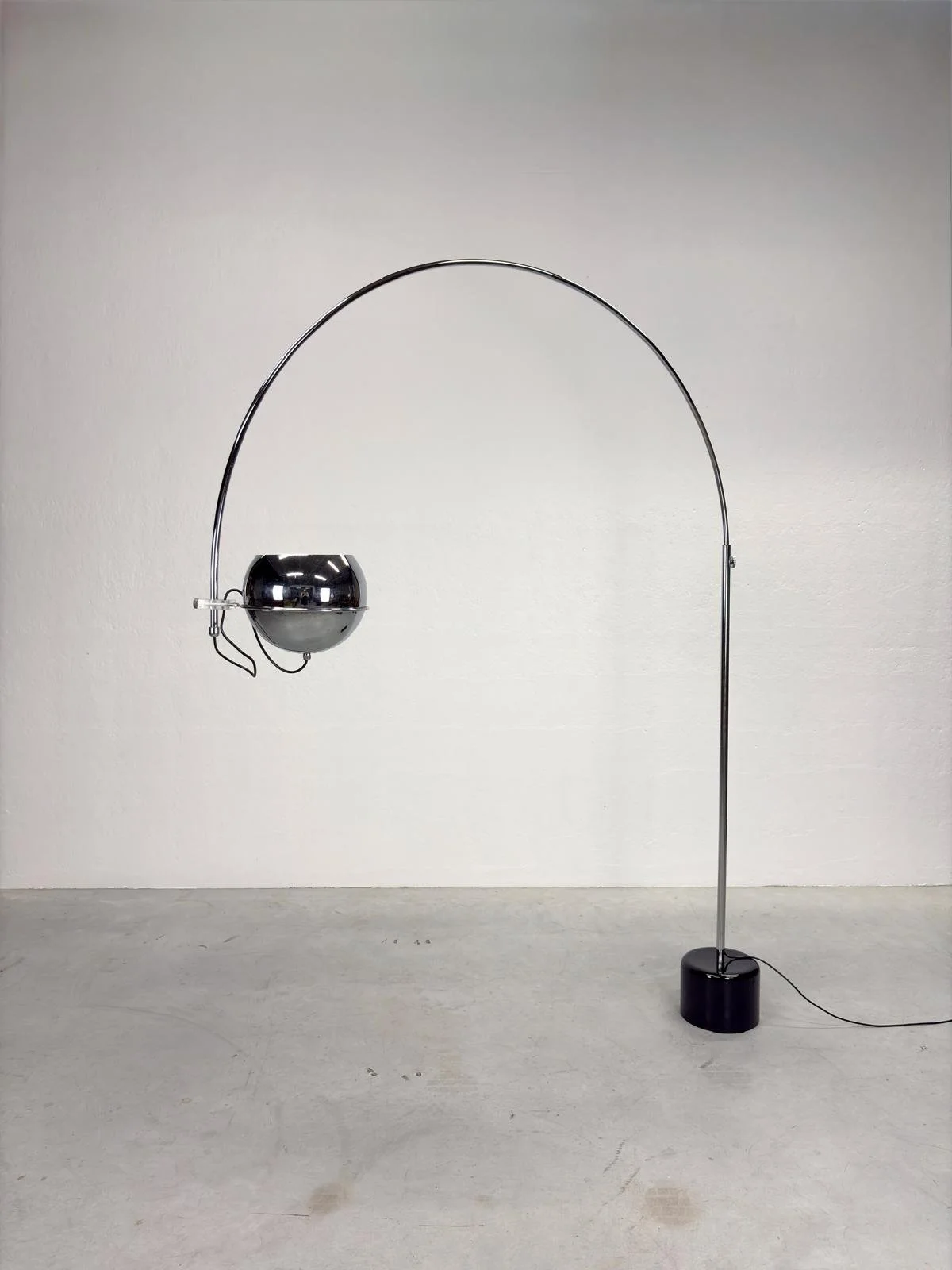 XXL Booglamp in Chroom van Gepo Amsterdam (6).jpeg
