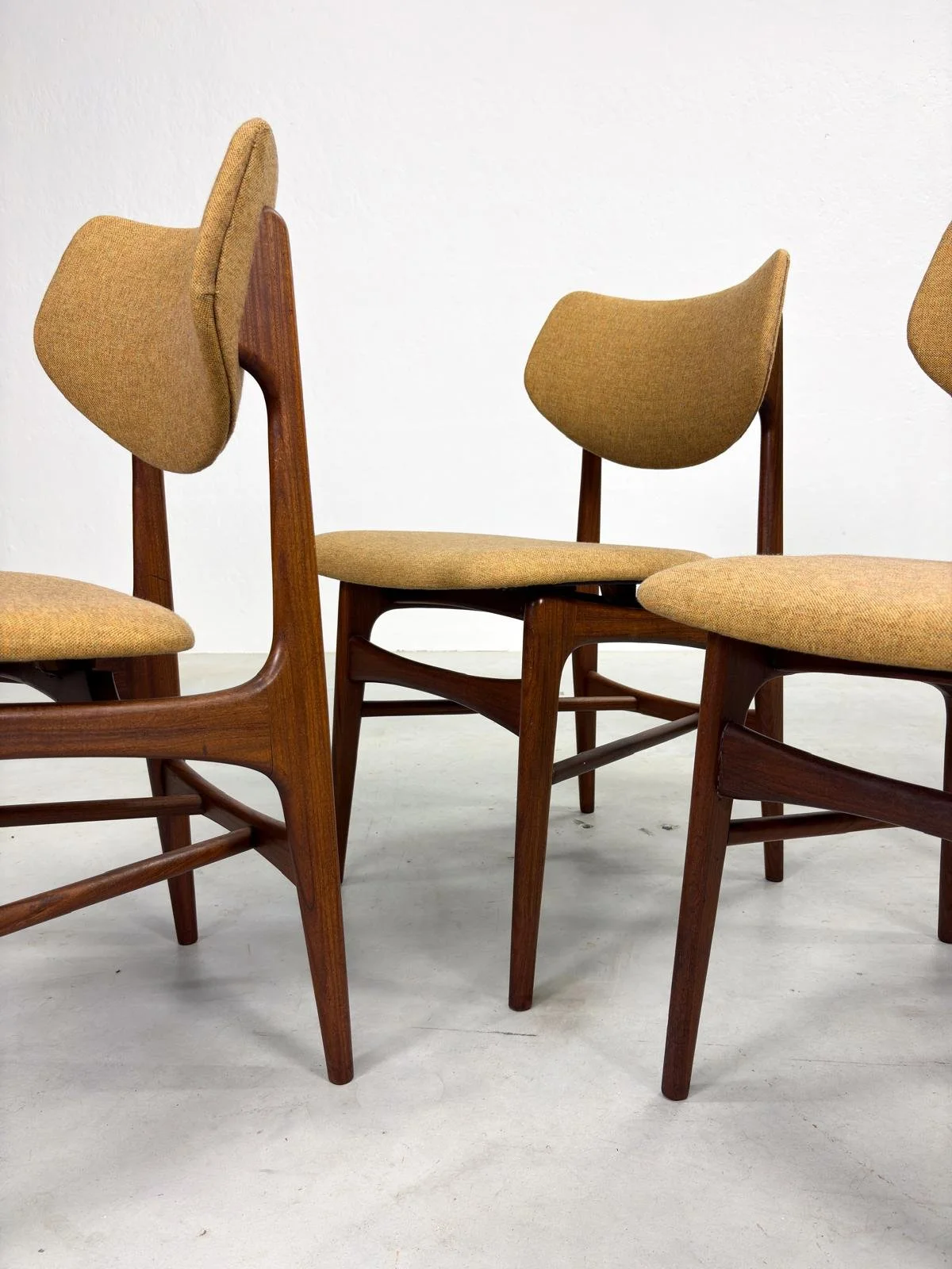 Set 'Hamar' Eetkamerstoelen van Louis van Teeffelen (7).jpeg