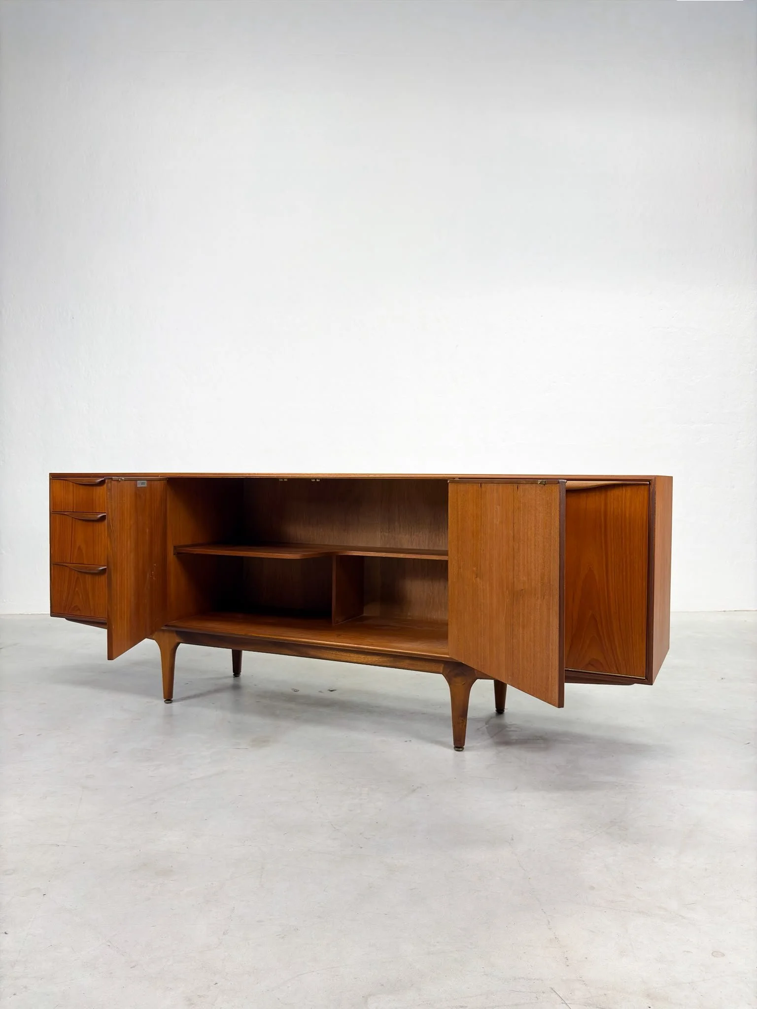 'Dunvegan' Sideboard van Tom Robertson voor McIntosh (5).jpeg