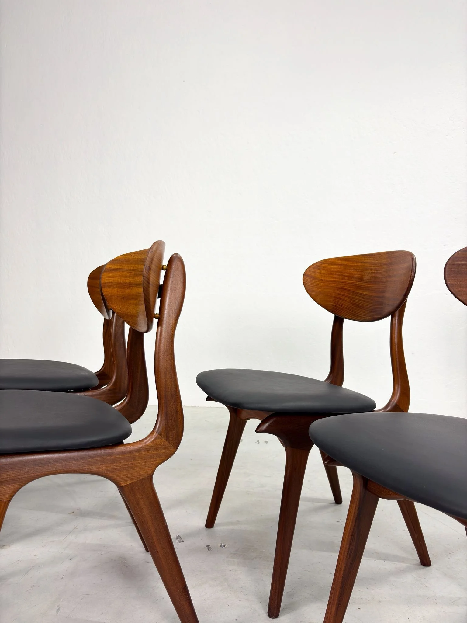 Set 'Snavel' Eetkamerstoelen van Louis van Teeffelen (19).jpeg