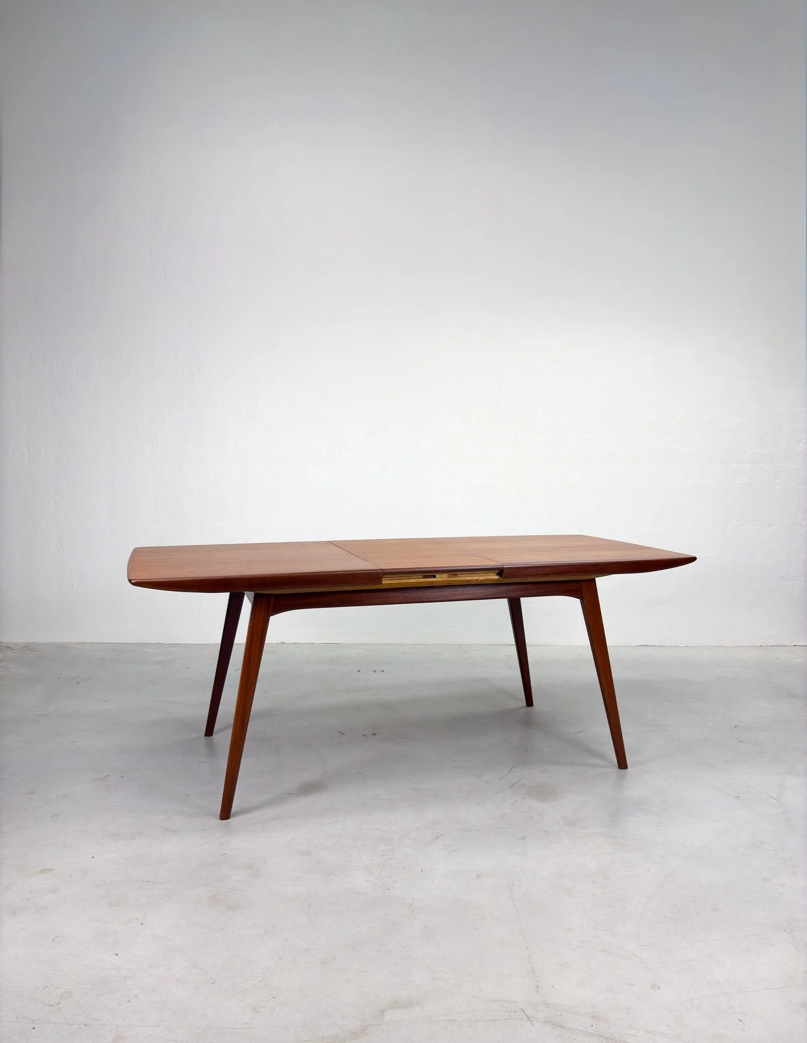 'Milaan' Eetkamertafel van Louis van Teeffelen voor Wébé (15).jpeg