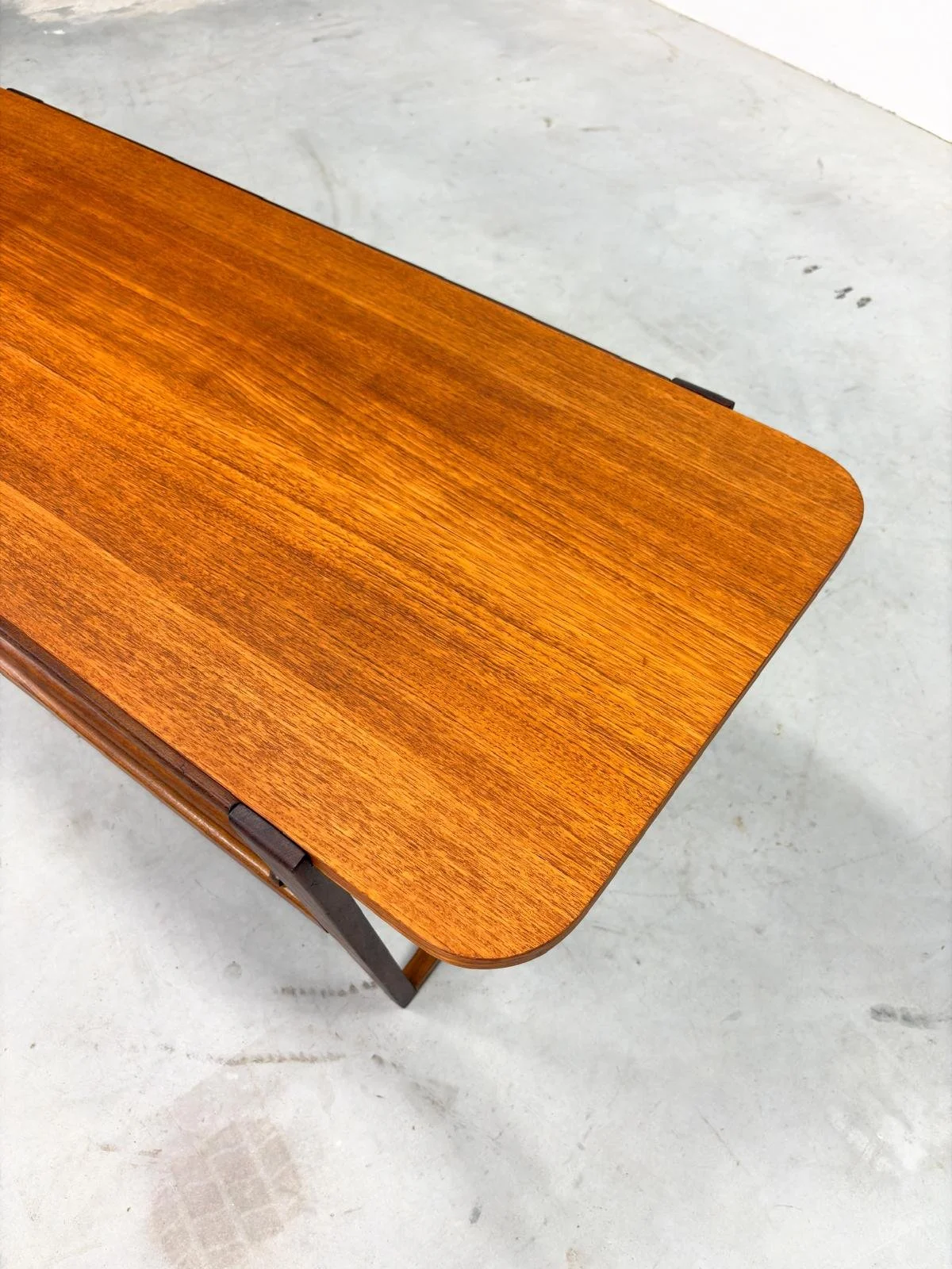 Mid-Century Salontafel met Verschuifbaar Lectuurrek (4).jpeg