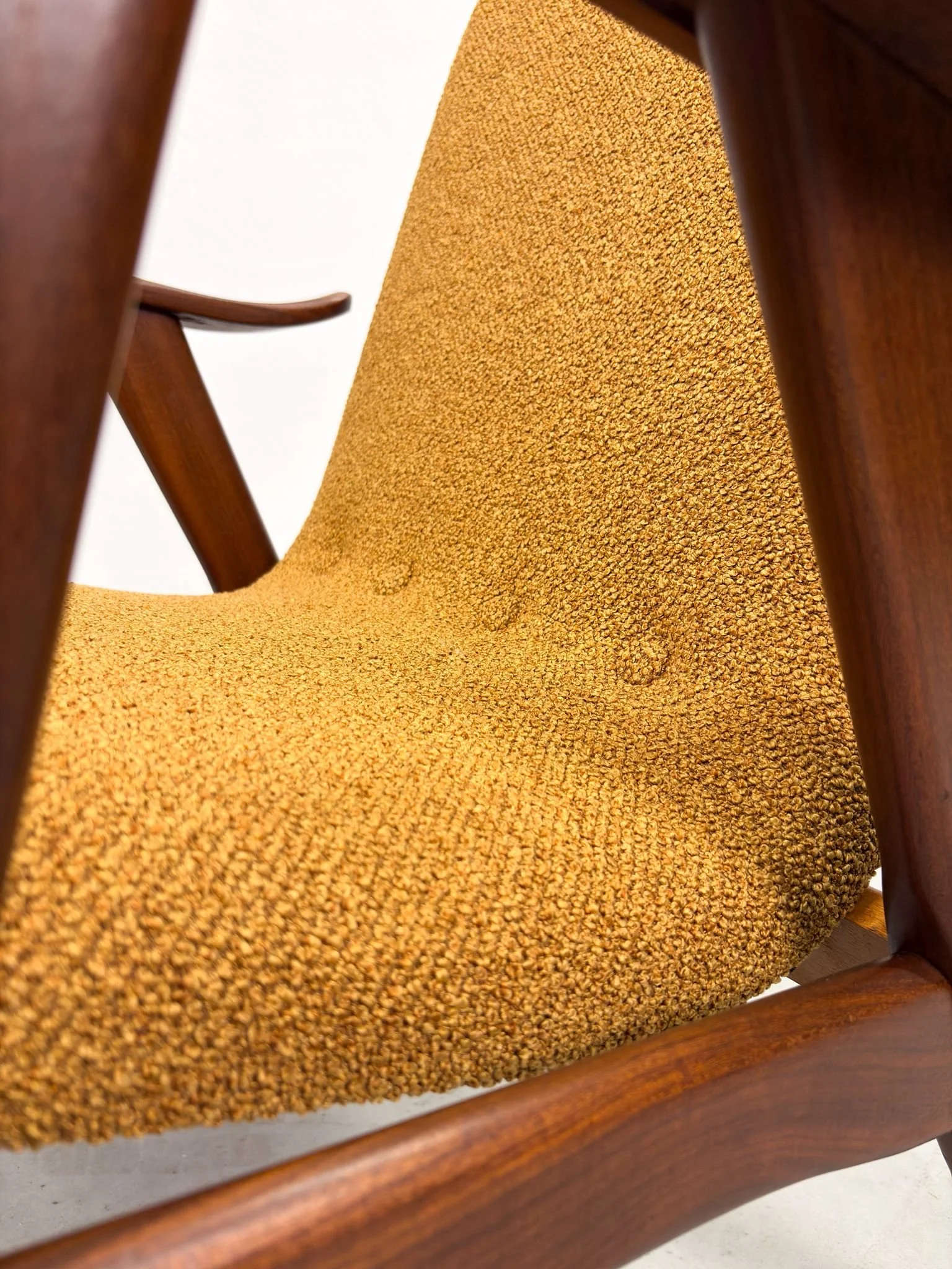 Okergele Fauteuil Louis van Teeffelen (18).jpeg