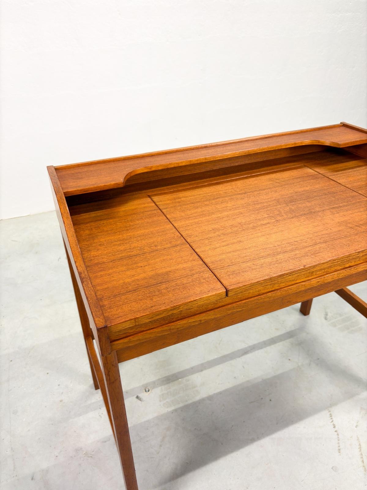 Mid-Century Teakhouten Kaptafel in Deens Design (11).jpeg