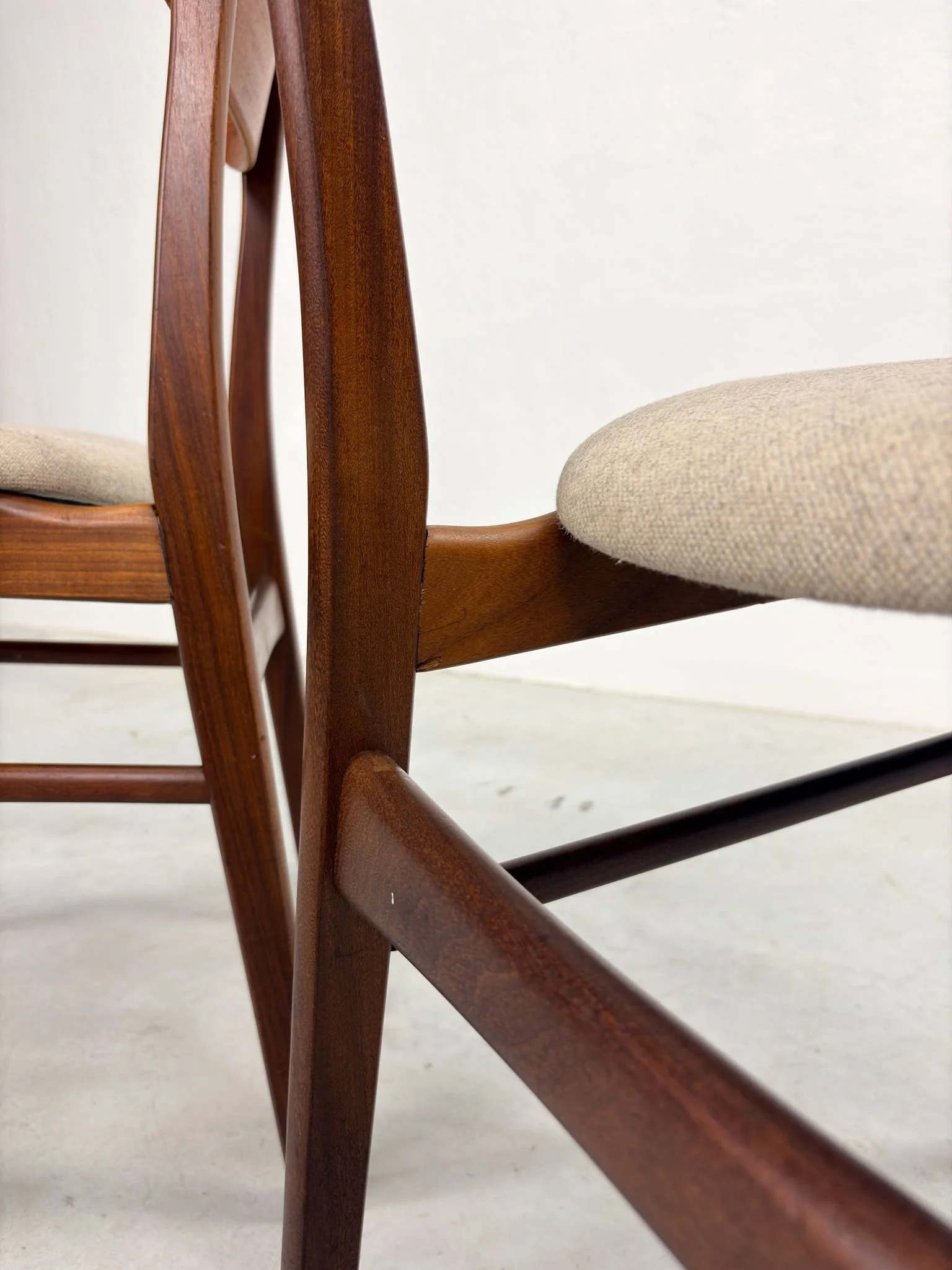 Set Mid-Century Eetkamerstoelen van Farstrup (16).jpeg