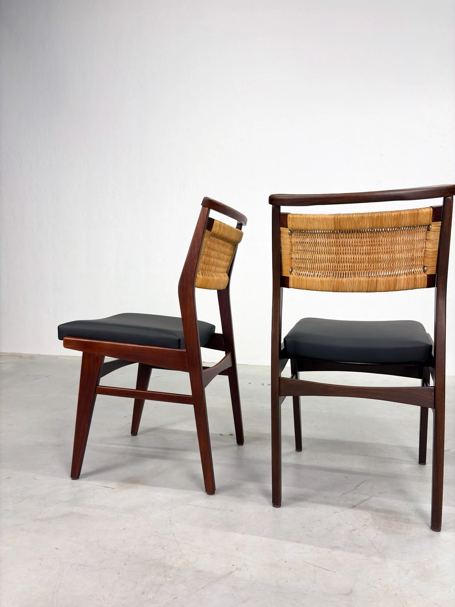 Mid-century Eetkamerstoelen met Rieten Rugleuning (15).jpeg