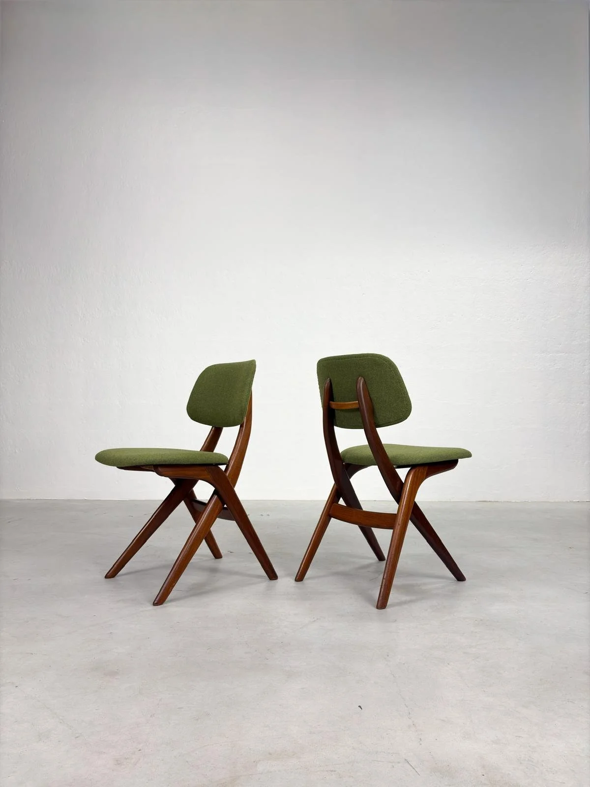 Set 'Scissor' Eetkamerstoelen van Louis van Teeffelen (1).jpeg