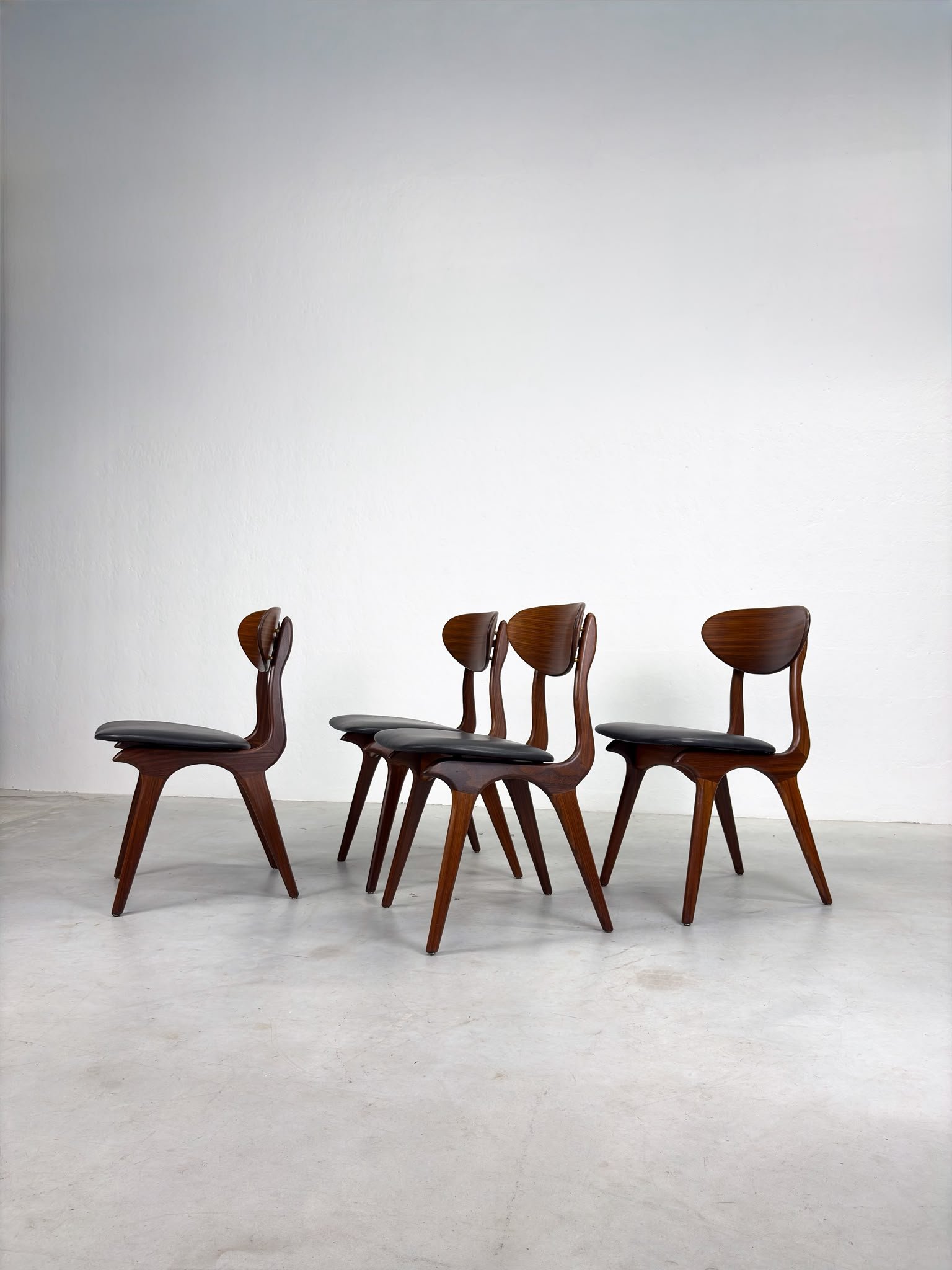 Set 'Snavel' Eetkamerstoelen van Louis van Teeffelen (14).jpeg