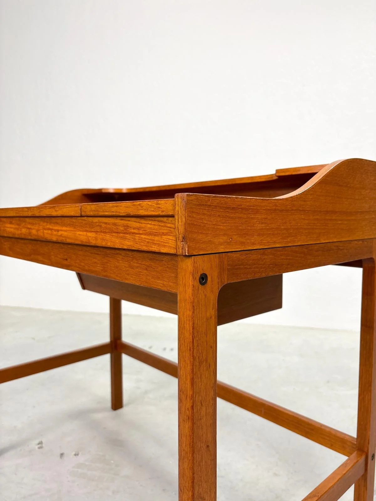 Mid-Century Teakhouten Kaptafel in Deens Design (17).jpeg