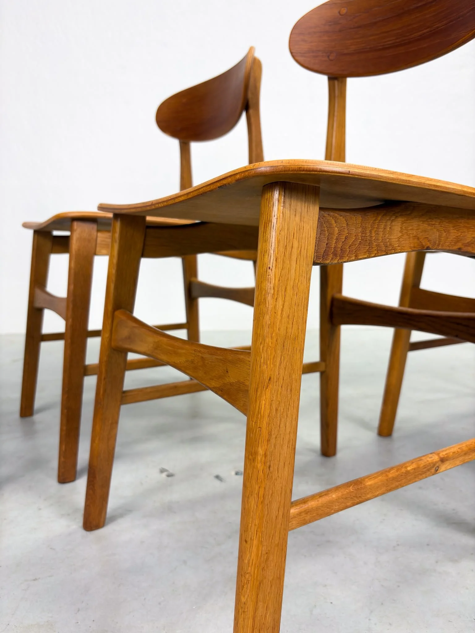 Set Mid-century Eetkamerstoelen van Eiken en Teak (18).jpeg