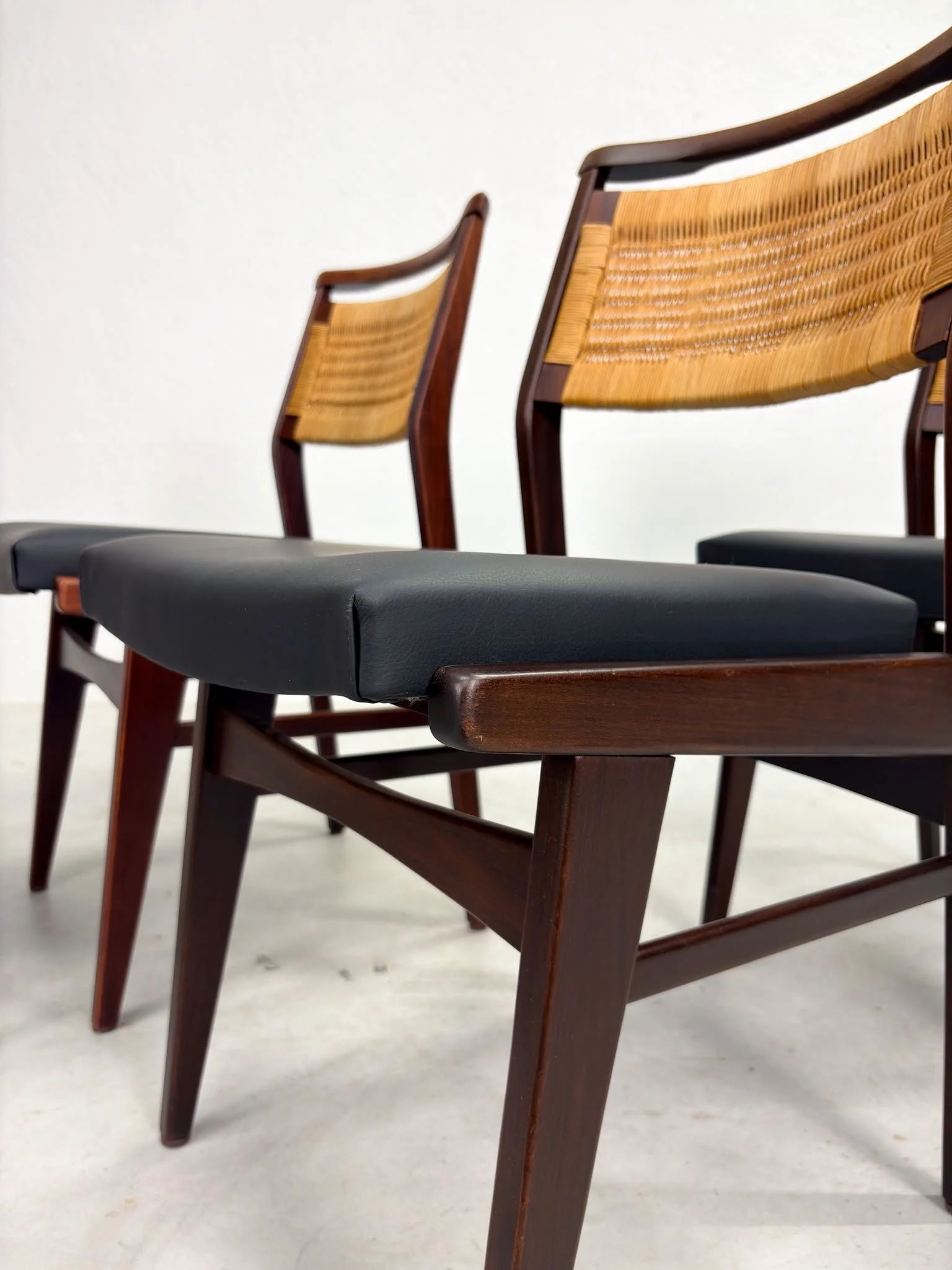 Mid-century Eetkamerstoelen met Rieten Rugleuning (7).jpeg