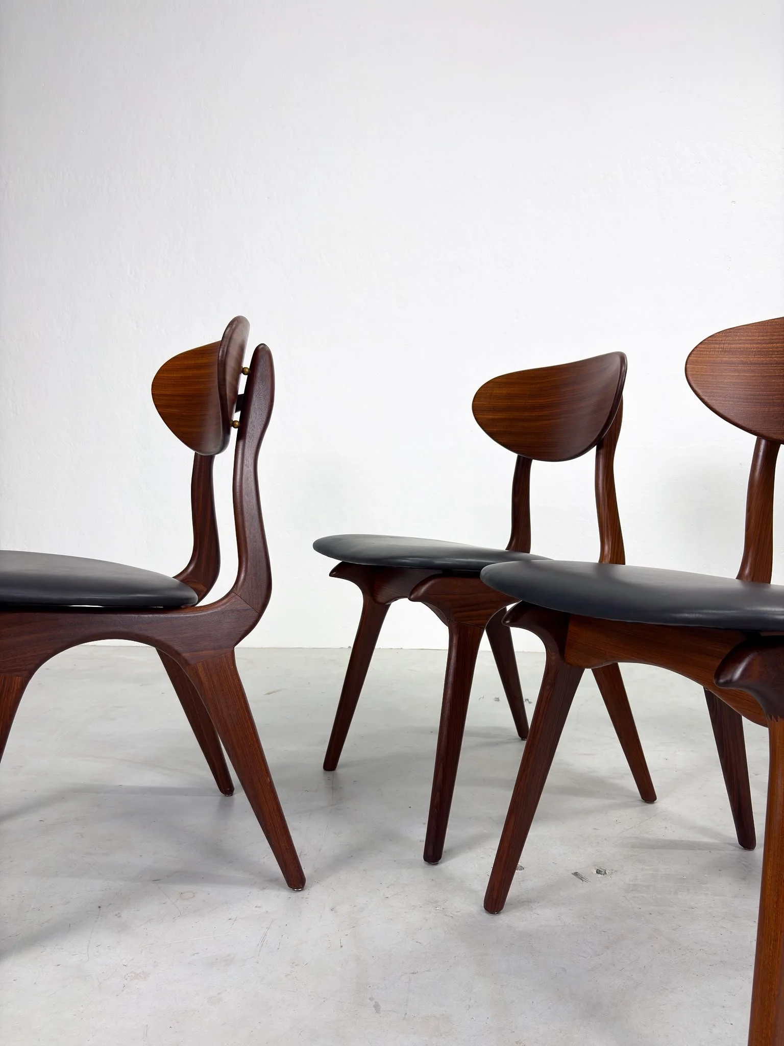 Set 'Snavel' Eetkamerstoelen van Louis van Teeffelen (19).jpeg