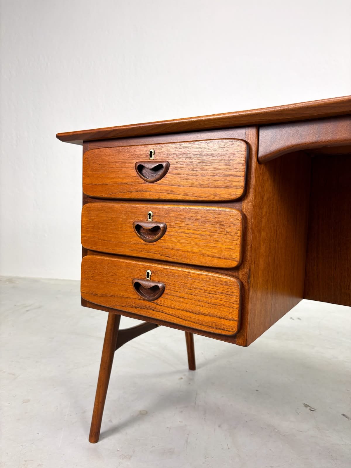 Boomerang Bureau van Louis van Teeffelen voor Wébé (1).jpeg